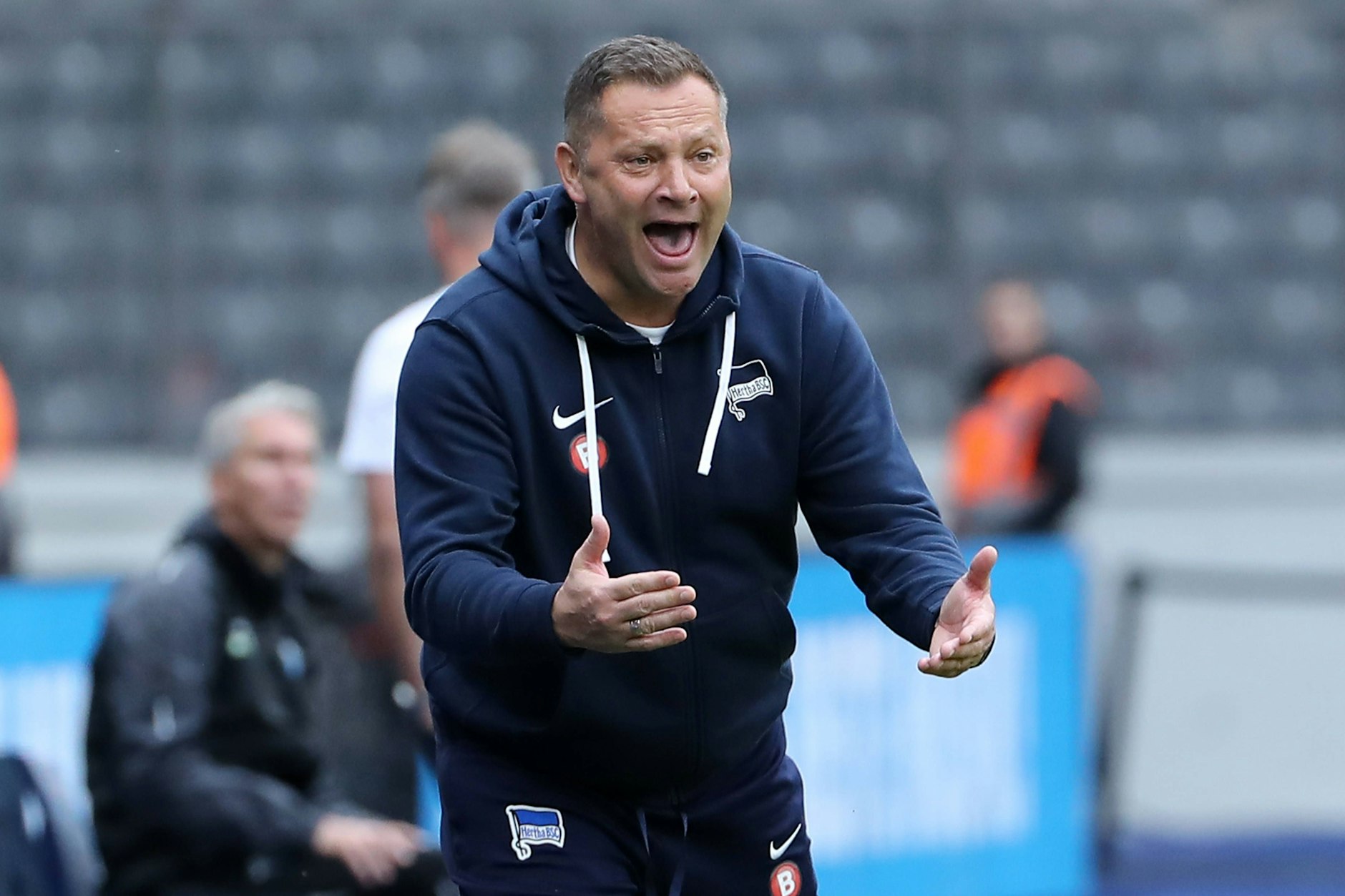 Herthas Trainer Pal Dardai peitscht seine Spieler an. Für ihn gab es mal wieder zu viel Unordnung beim 3:1 gegen Paderborn – hinten wie vorne.