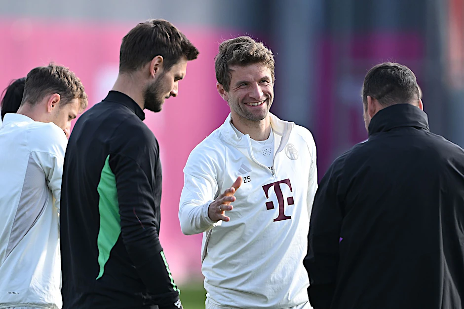 ARCHIV - Ein Urgestein beim FC Bayern: Thomas Müller (M).  