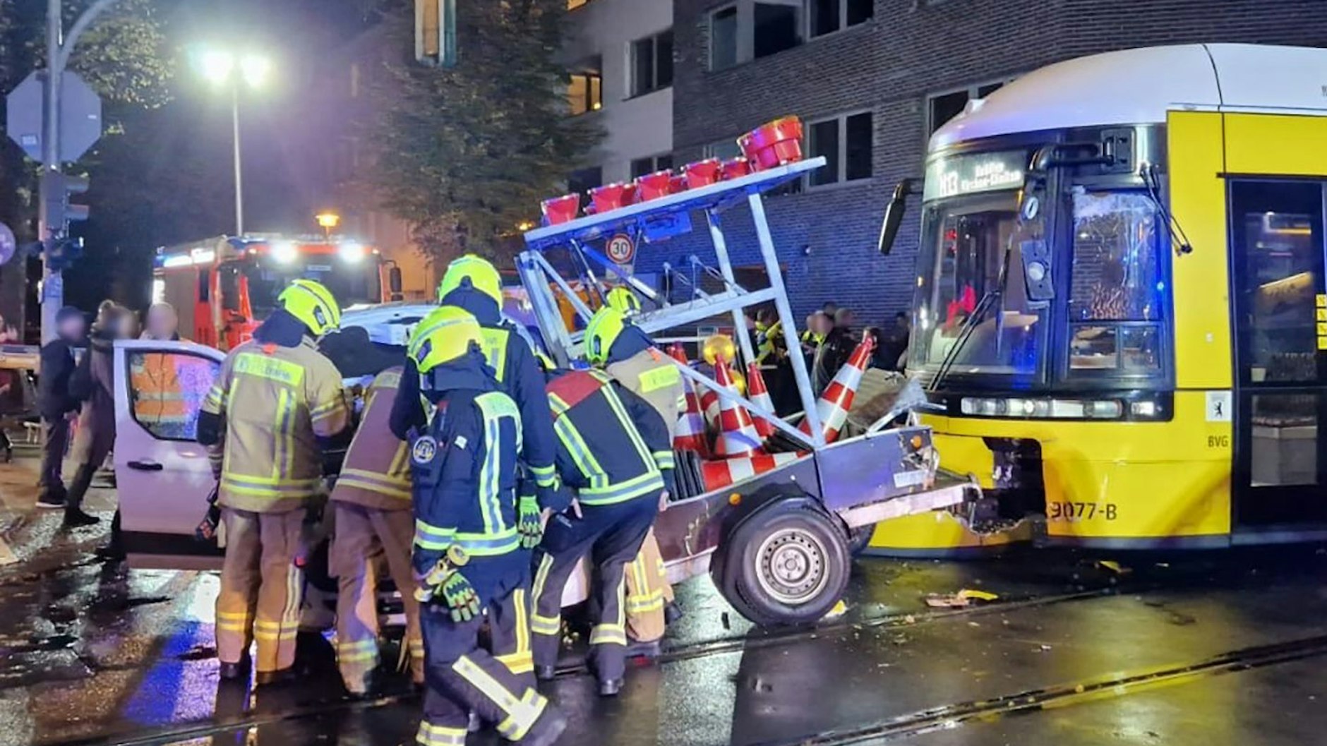 Blick auf die Unfallstelle an der Kreuzung in Weißensee: Hier sieht man, wie die Straßenbahn in den Anhänger mit den Schildern zusammenstieß.