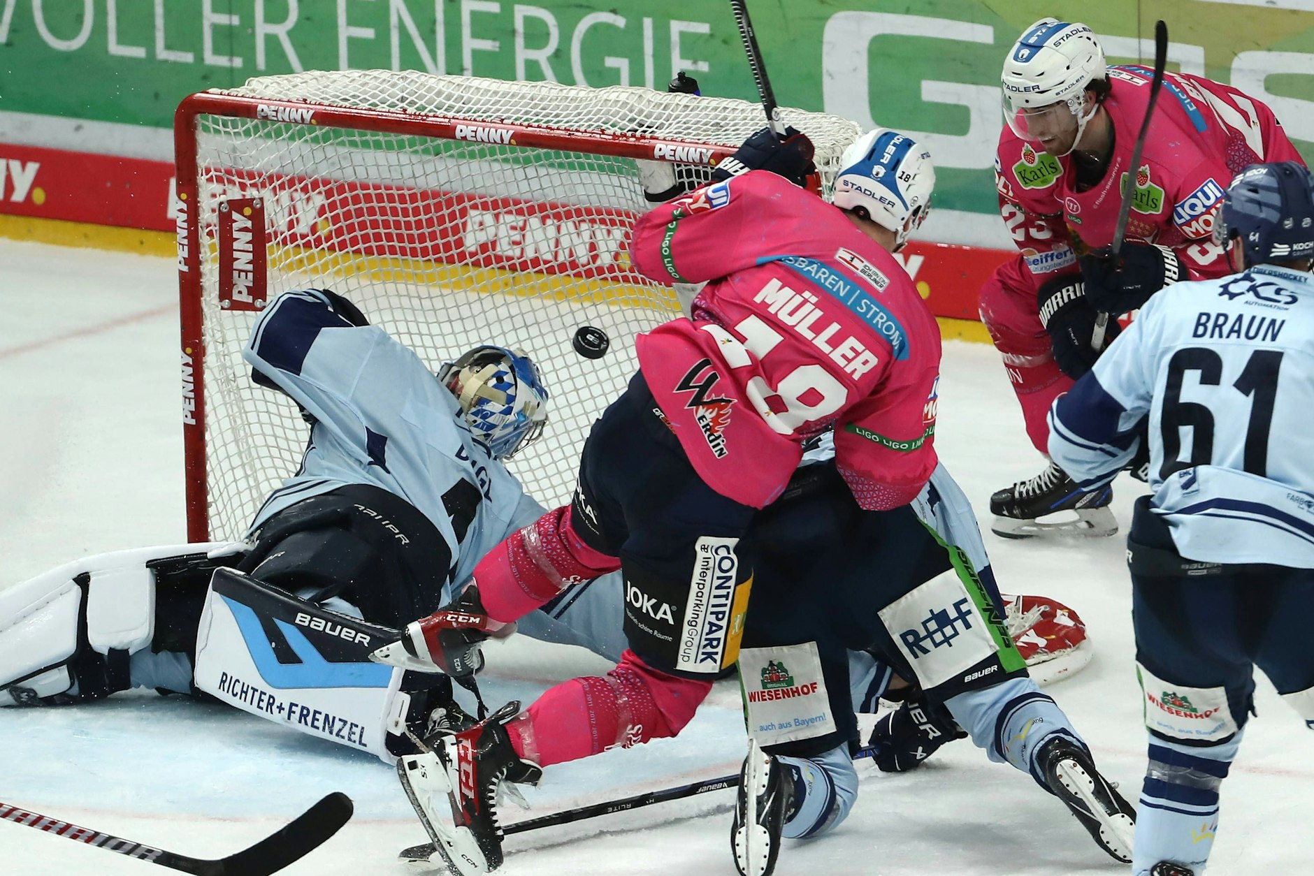 Kaum zu glauben, aber wahr: Der Puck ist nicht drin, Eisbär Jonas Müller scheitert vier (!) Sekunden vor Schluss an Straubing-Torwart Florian Bugl.