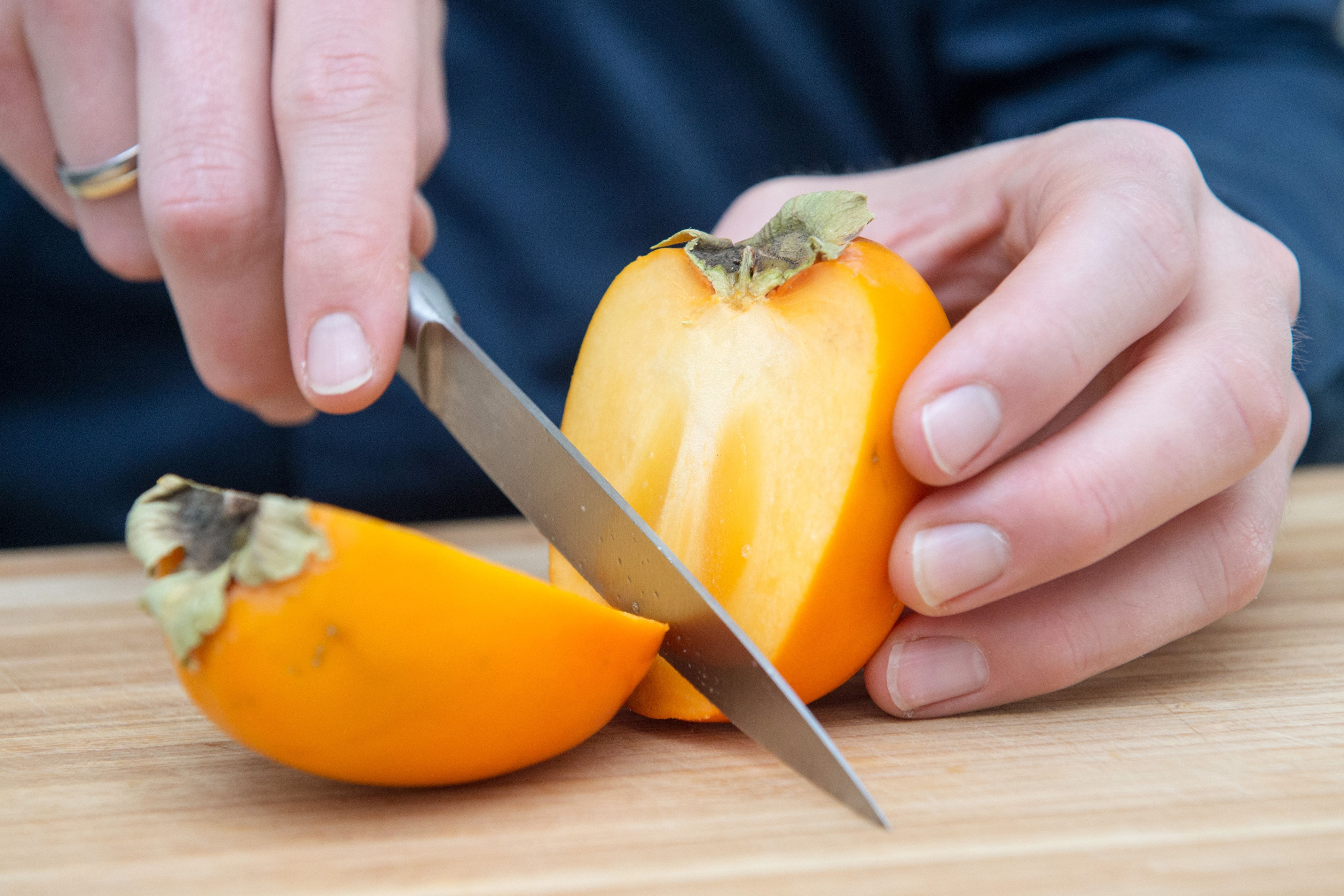 Mit Schale oder ohne? So isst man die Kaki-Frucht richtig