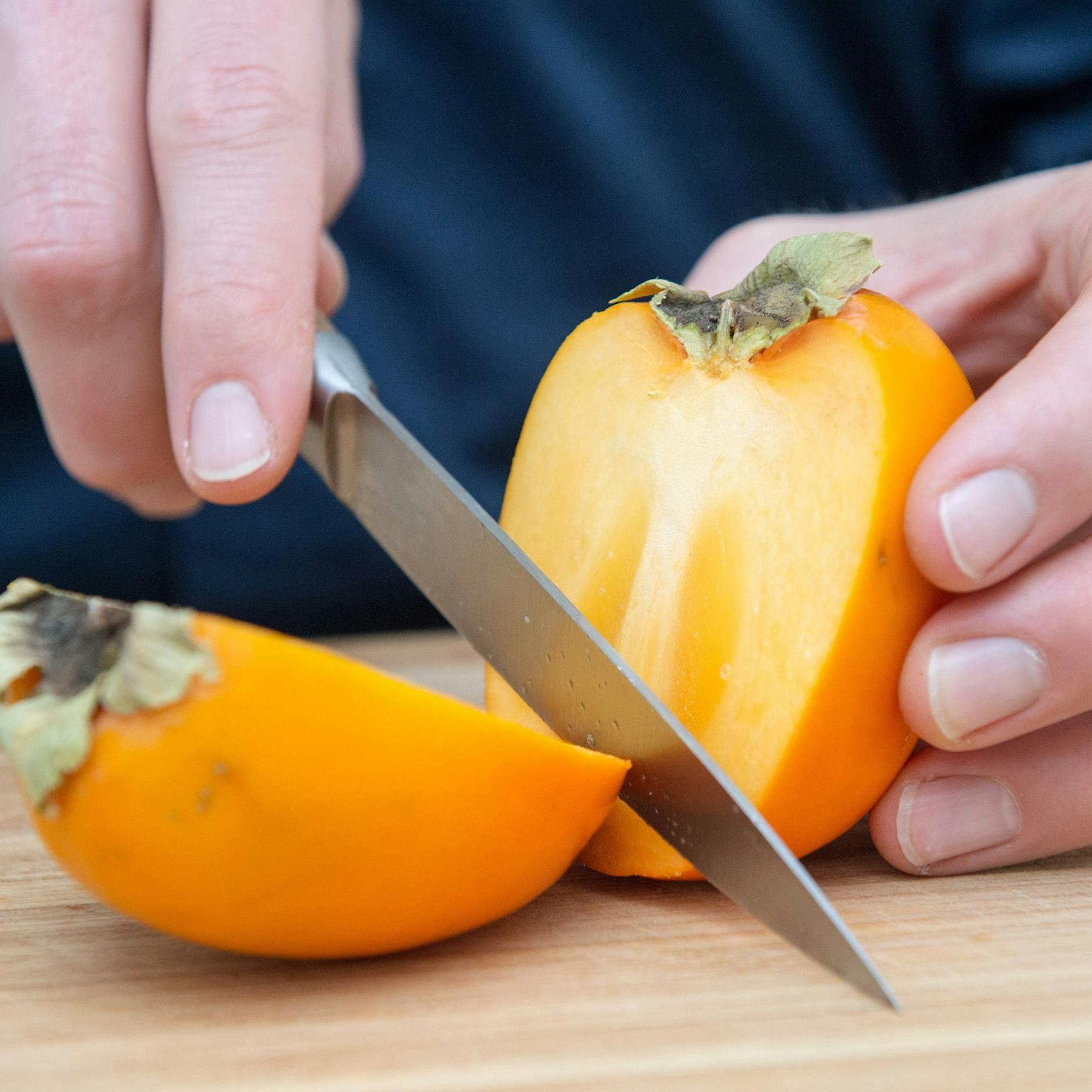 Mit Schale oder ohne? So isst man die Kaki-Frucht richtig