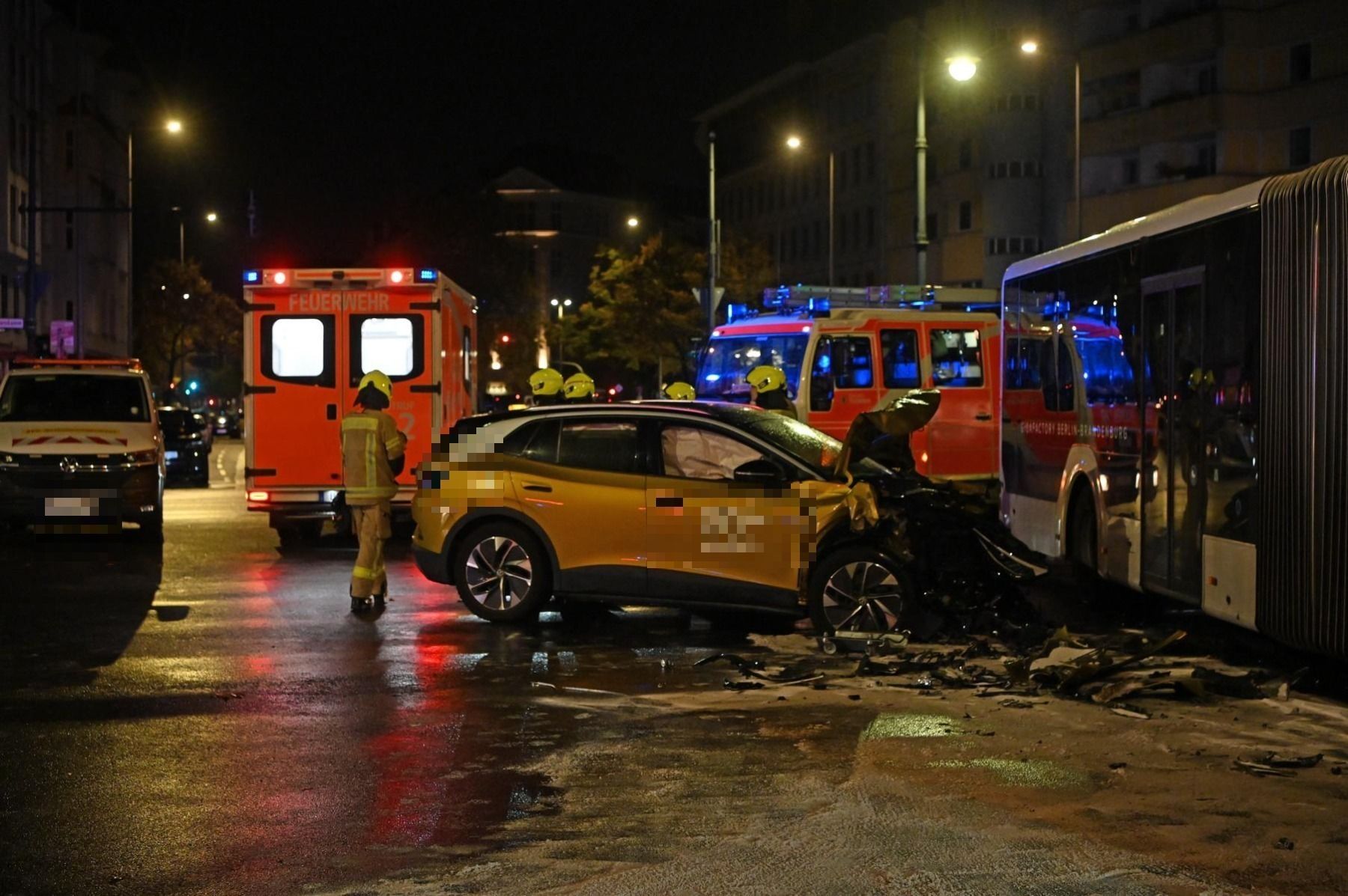 Image - Unfall am Adenauerplatz in Berlin-Charlottenburg: BVG-Bus kracht mit Auto zusammen, ein Verletzter