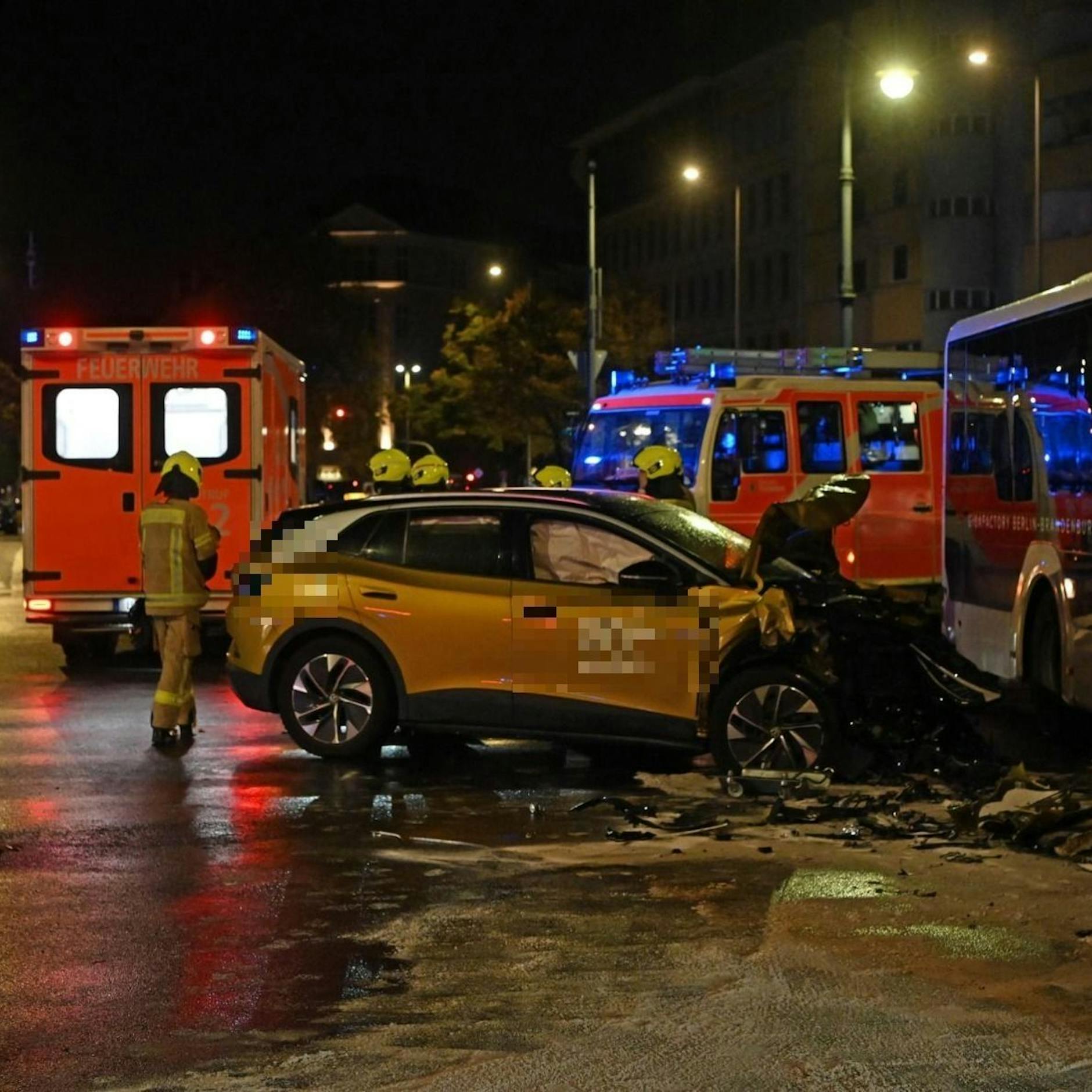 Image - Unfall am Adenauerplatz in Berlin-Charlottenburg: BVG-Bus kracht mit Auto zusammen, ein Verletzter