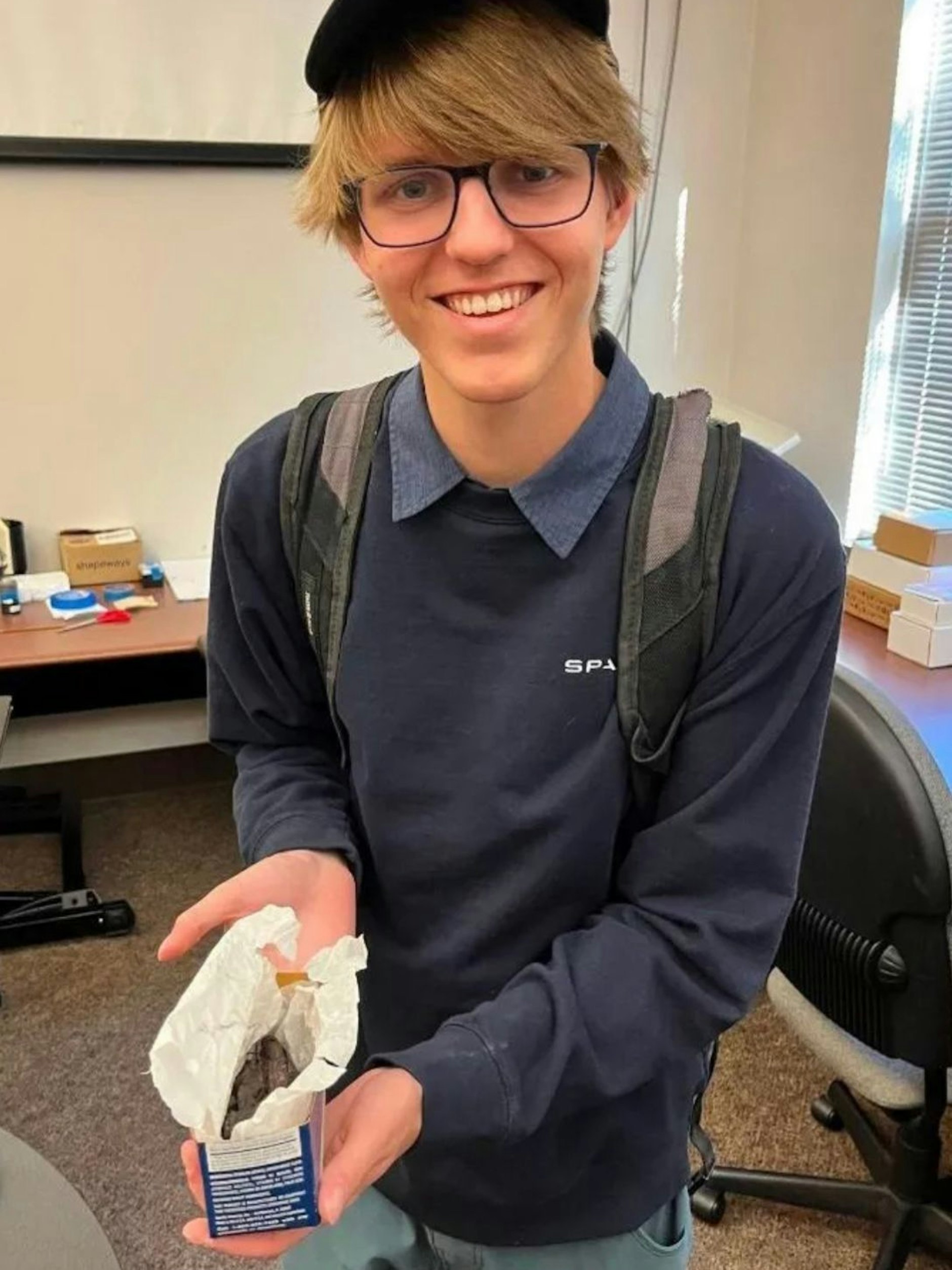 Student Luke Farritor mit der 2000 Jahre alten Vesuv-Schriftrolle.