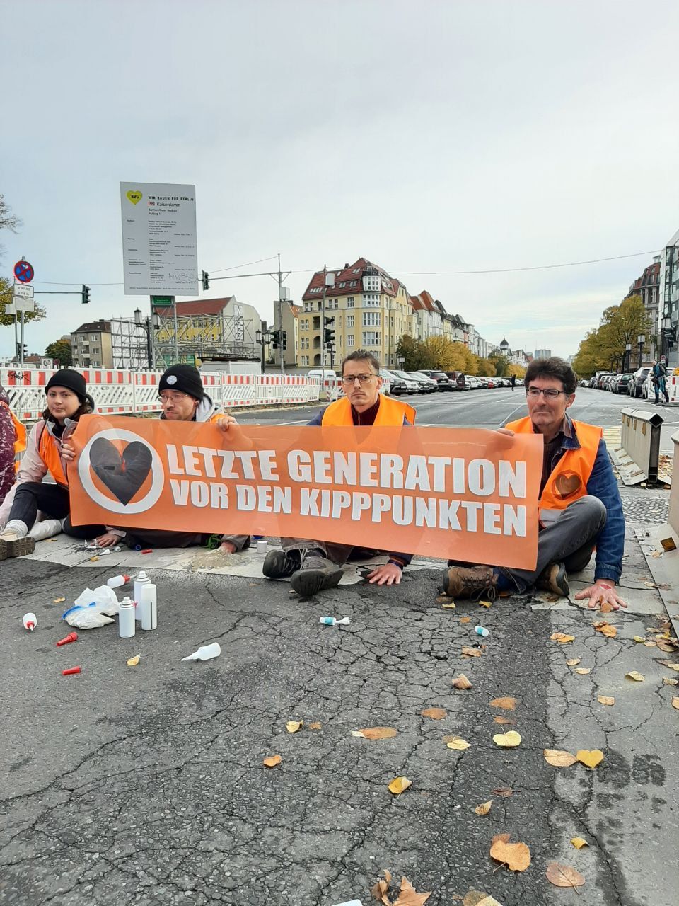 Erneut Protestaktion Mit Oranger Farbe: Letzte Generation Blockiert ...