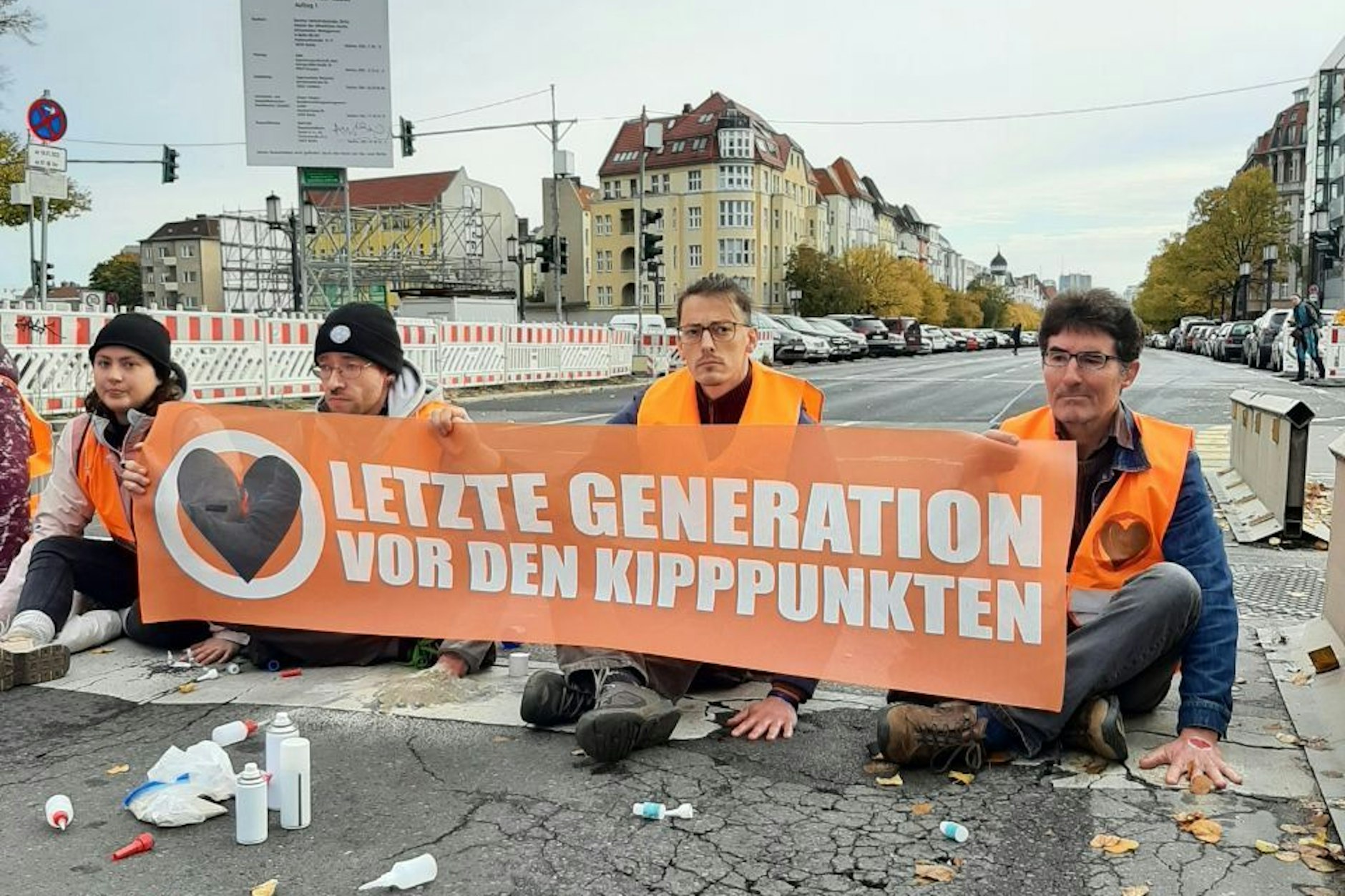 Die Letzte Generation hat auch am Montag wieder die Straßen in Berlin blockiert.