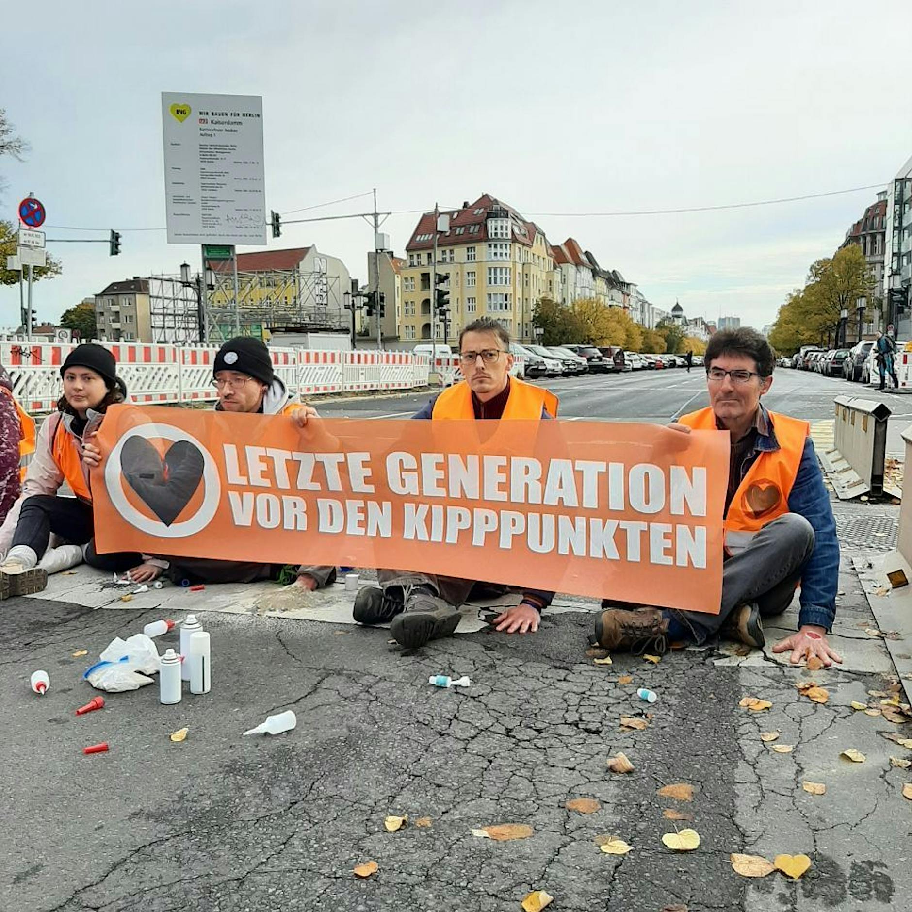 Erneut Protestaktion mit oranger Farbe: Letzte Generation blockiert Berlins Straßen