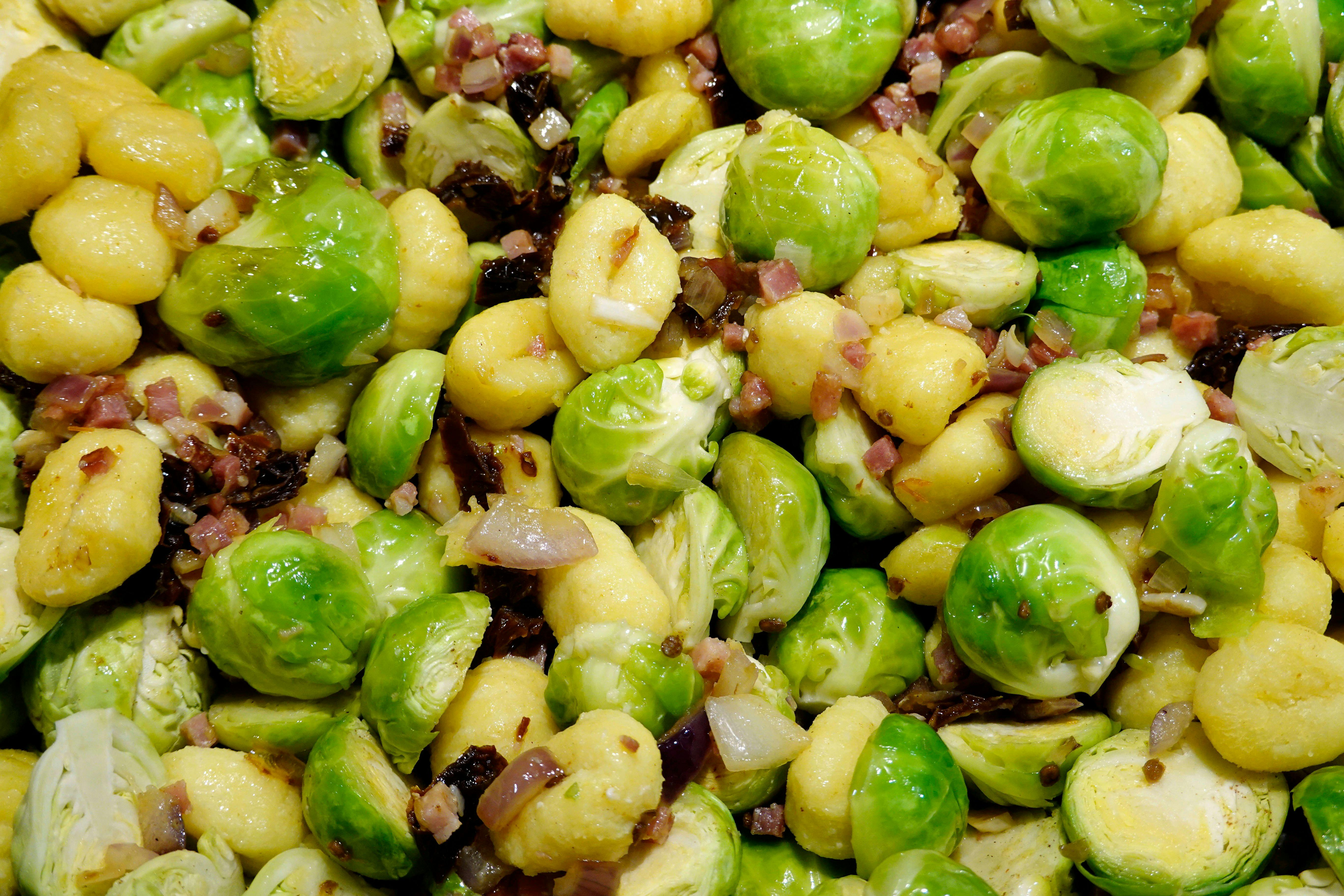 Unfassbar lecker! Rezept für Rosenkohl mit Gnocchi, Schinken und Parmesan