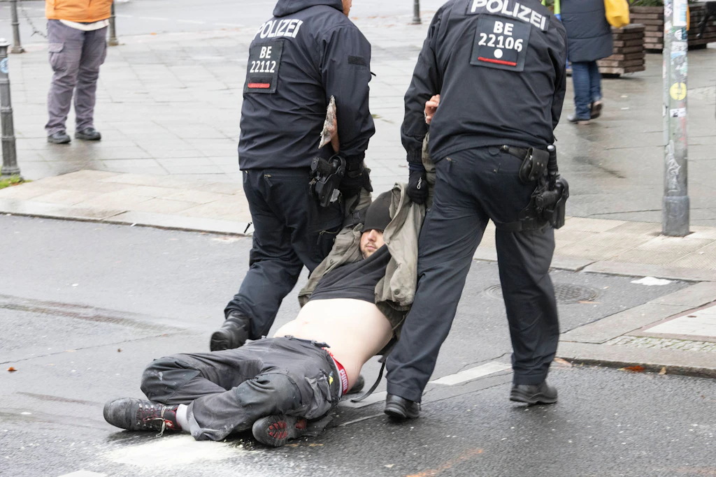 Polizei verhindert Klima-Kleber-Aktion! Aber hier sind sie erfolgreich