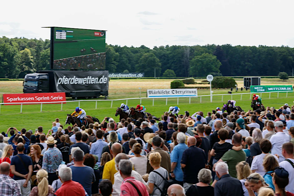 ARCHIV - Übersicht bei dem 131. Longines Großer Preis von Berlin Pferderennen auf der Rennbahn Hoppegarten.  a