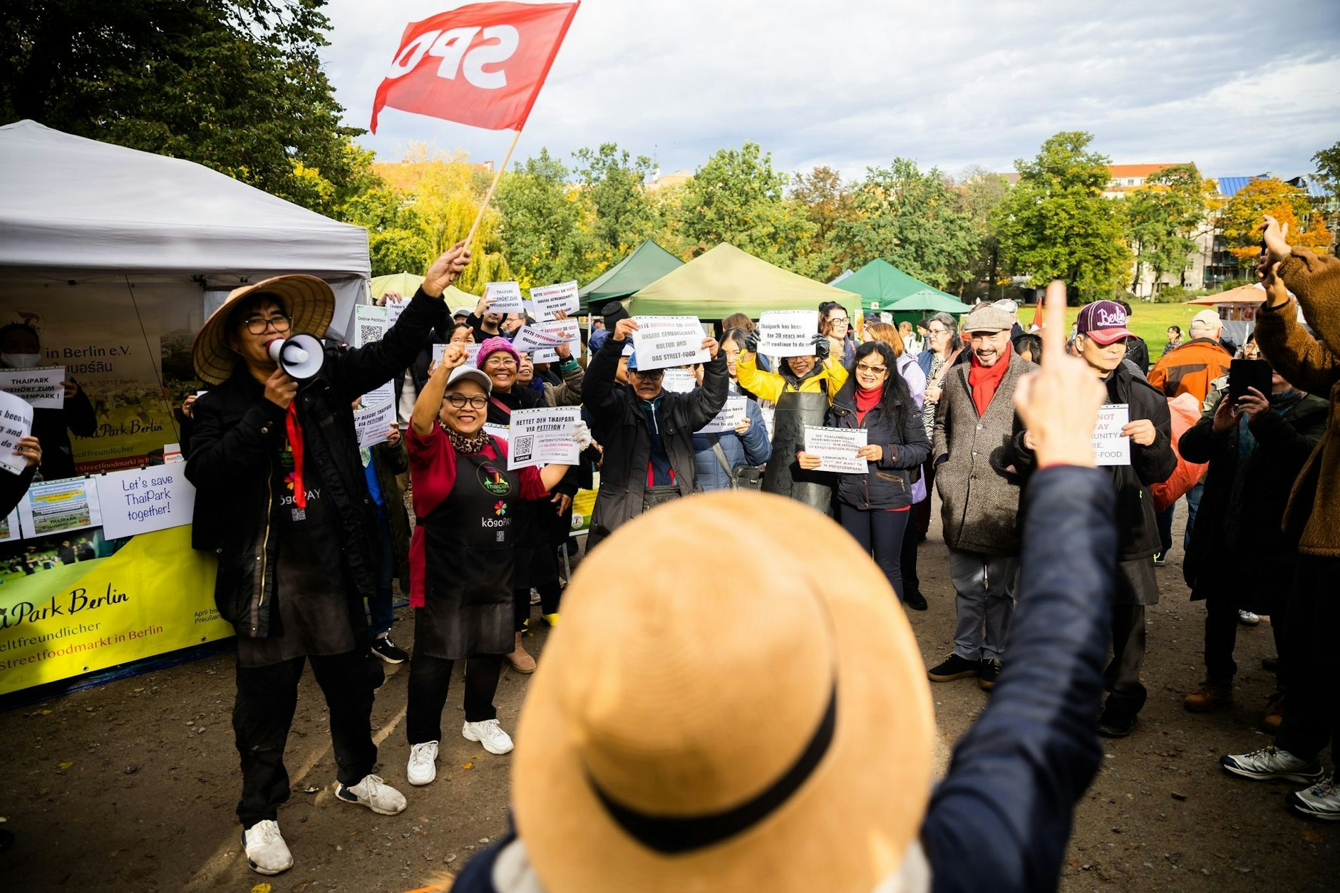 Teilnehmer einer Kundgebung des «Thailändischen Vereins in Berlin» und der SPD Charlottenburg-Wilmersdorf haben sich im Preußenpark versammelt um für den Erhalt des Thaimarkts zu demonstrieren.  