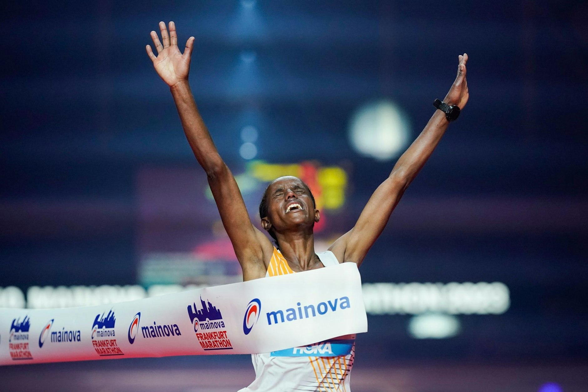 Große Emotionen: Die Äthiopierin Buzunesh Getachew Gudeta läuft beim Frankfurt Marathon als Erste durchs Ziel. Sie rannte die 42,195 Kilometer in 2:19:27 Stunden.