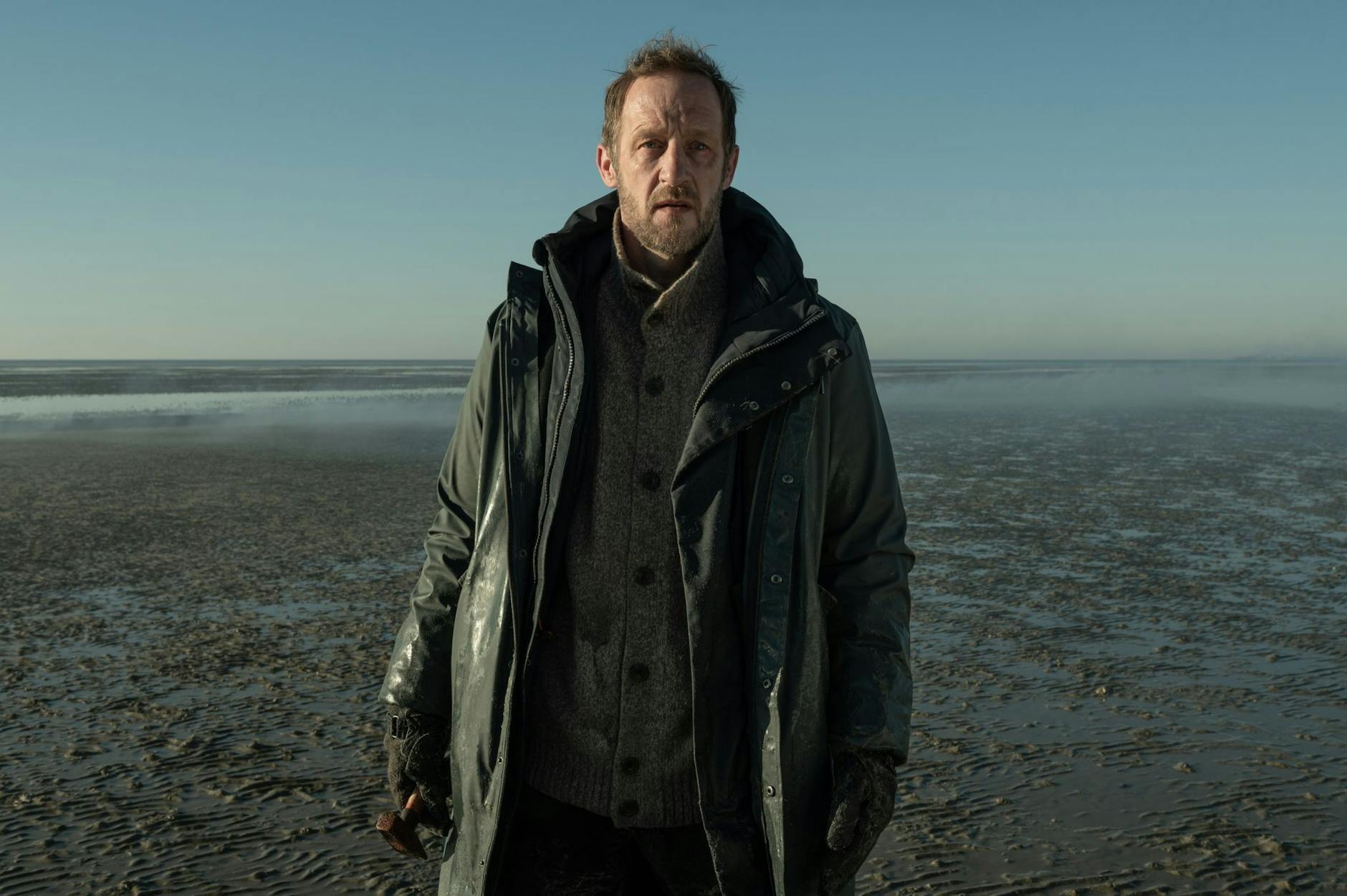 HANDOUT - Larenz (Stephan Kampwirth) findet seinen Hund Sindbad tot im Wattenmeer. Prime/dpa