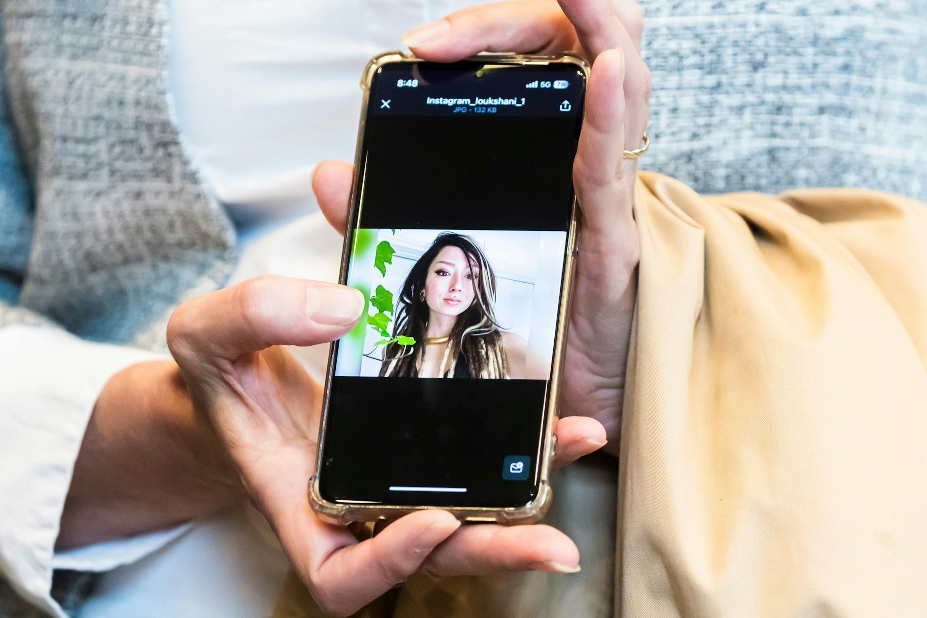 Ricarda Louk zeigt bei einem Treffen mit Bundestagspräsidentin Bas ein Foto ihrer Tochter Shani Louk.&nbsp;