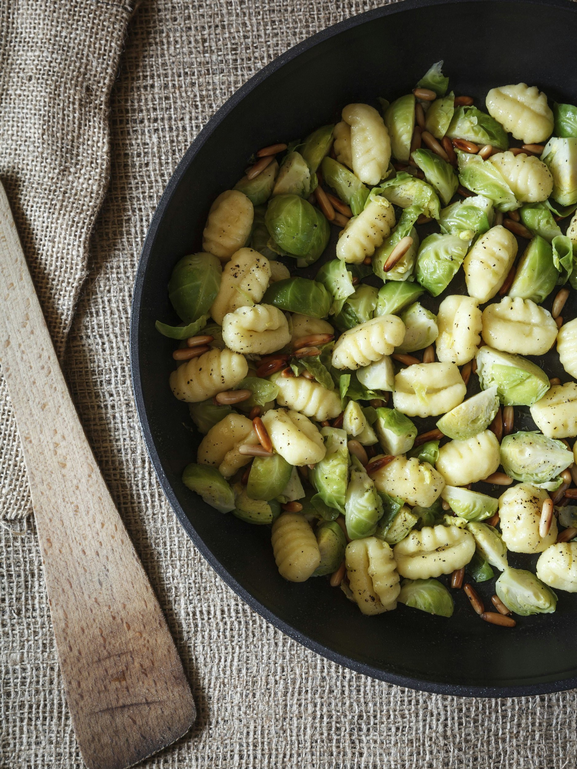 Rosenkohl und Gnocchi passen prima zusammen - und harmonieren auch in der Pfanne. Ein mögliches Rezept erfahren Sie hier - man kann sie aber auch anders zubereiten.