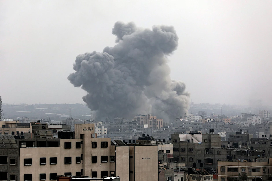 Rauch steigt im Gazastreifen auf nach israelischem Luftangriff.  