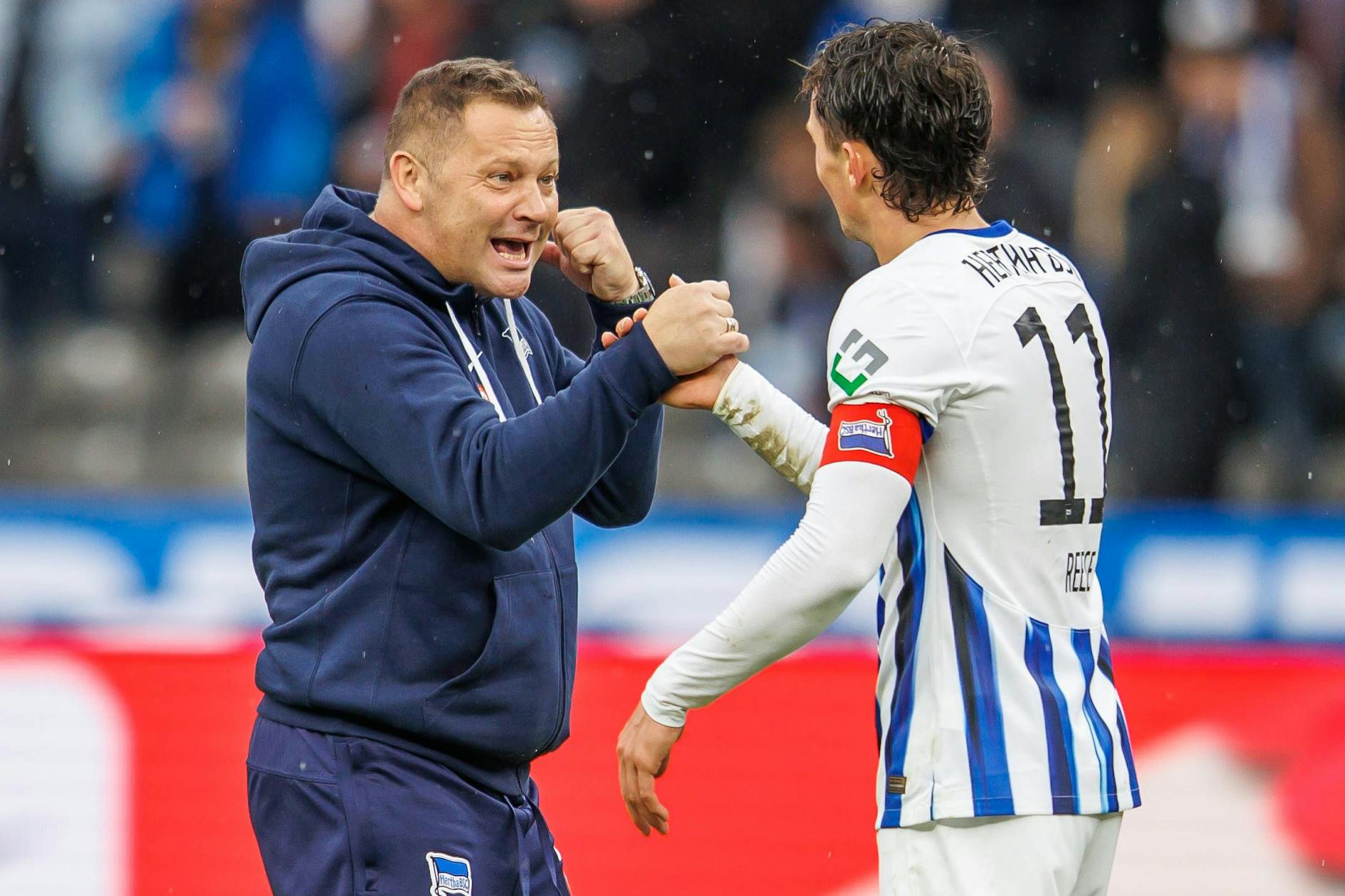 Pal Dardai klatscht Fabian Reese nach dem Sieg gegen Paderborn ab und sieht Hertha BSC voll im Soll. 