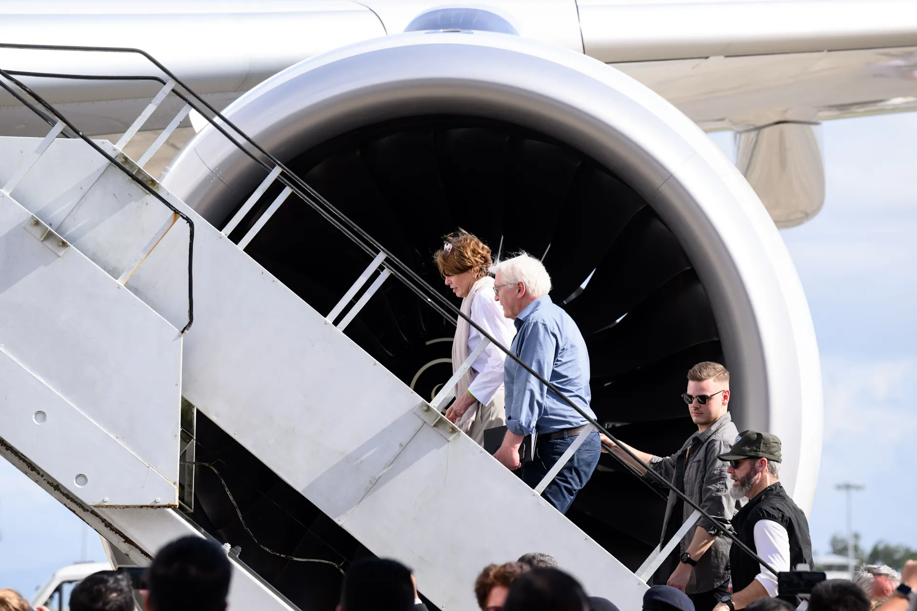 Bundespräsident Frank-Walter Steinmeier betritt ein Flugzeug der Flugbereitschaft. Er genießt in Deutschland die höchste Priorität beim Buchen der Flüge.