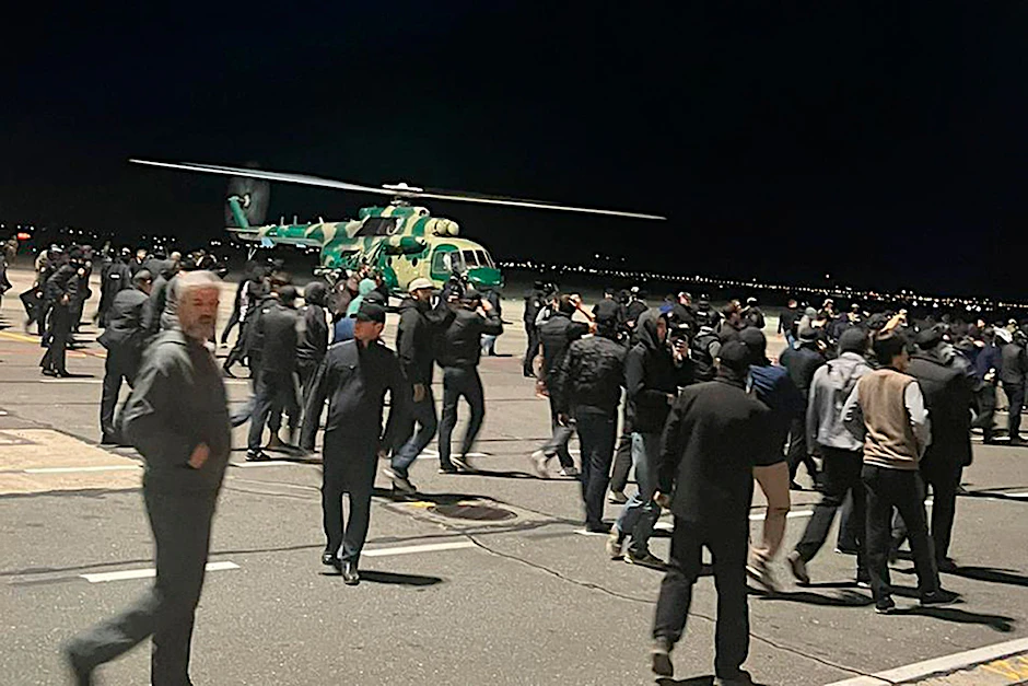 In Machatschkala sind zahlreiche Menschen auf das Flugfeld gelaufen, weil dort eine Maschine aus Tel Aviv gelandet war.  
