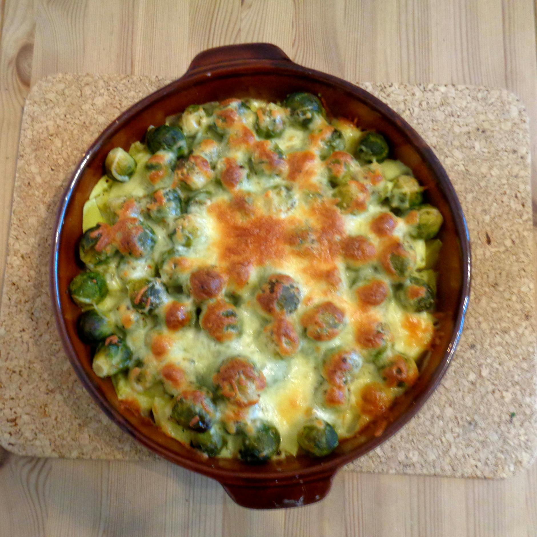 Das perfekte Rezept für den Winter: Dieser Auflauf mit Rosenkohl, Kartoffeln und würzigem Käse schmeckt am besten, wenn es draußen richtig kalt ist.