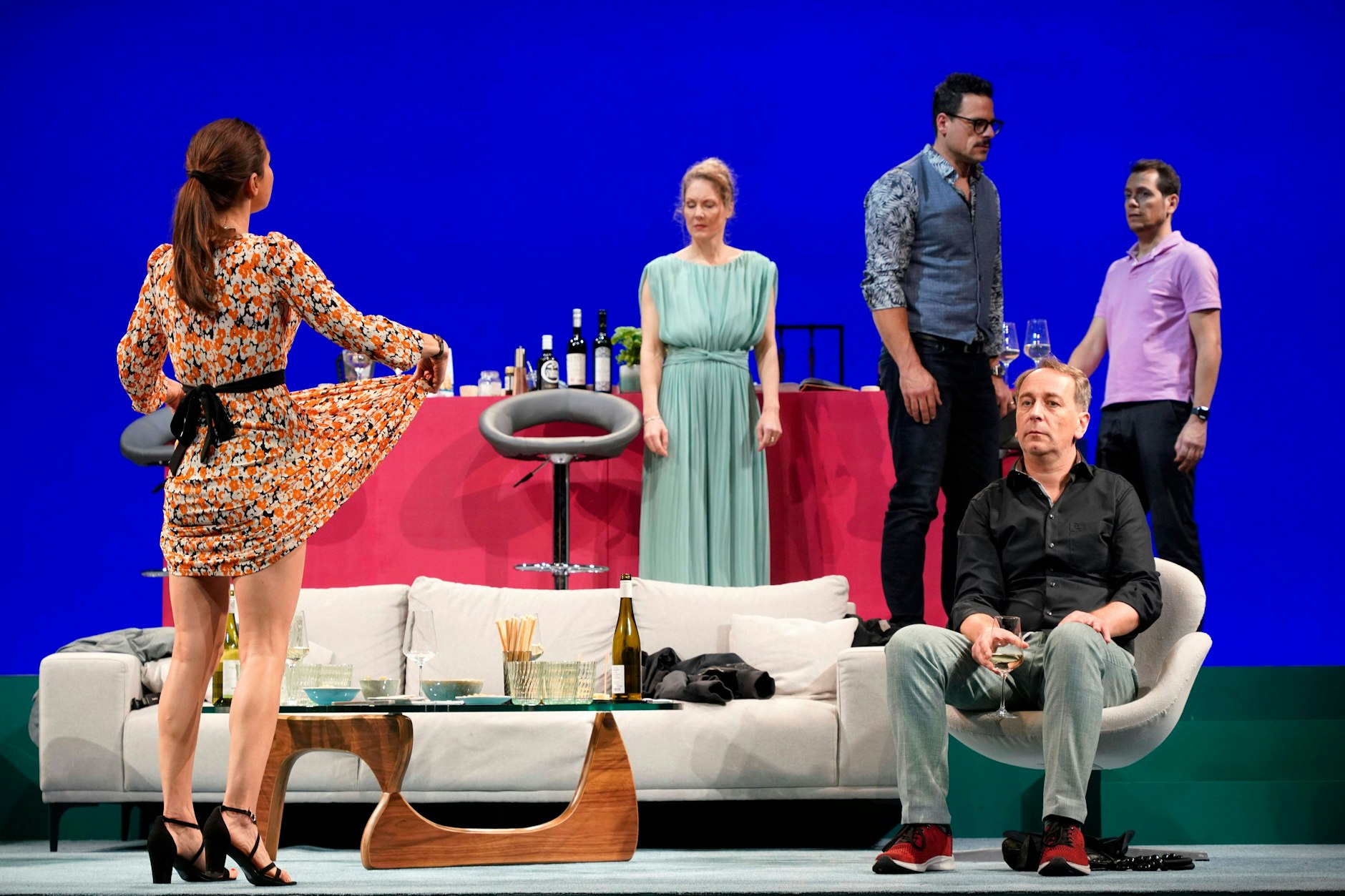 Henriette Richter-Röhl, Tessa Mittelstaedt, Tobias Licht, Oliver Dupont und Tommaso Cacciapuoti im Theaterstück „Das perfekte Geheimnis“ in der Komödie am Kurfürstendamm im Theater am Potsdamer Platz, Berlin.