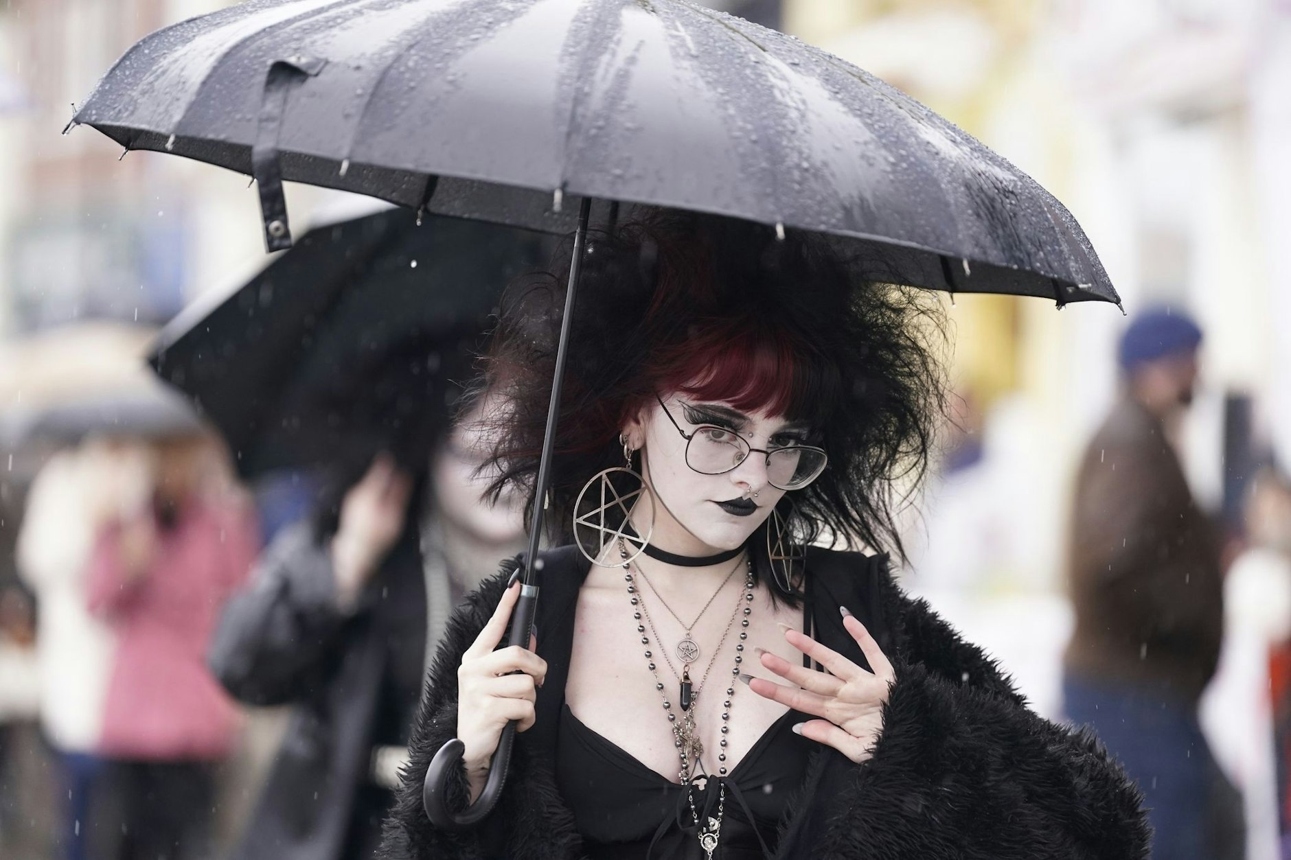 Hunderte Menschen trotzen dem Regen, um am diesjährigen Whitby Goth Weekend teilzunehmen: einem Musikfestival in der britischen Küstenstadt.
