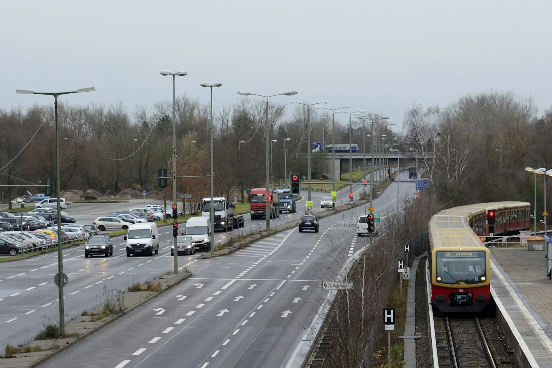 Nicht nur das Adlergestell im Berliner Südosten ist dicht befahren. Auch die Nebenstraßen (F.) sind oft voll. 