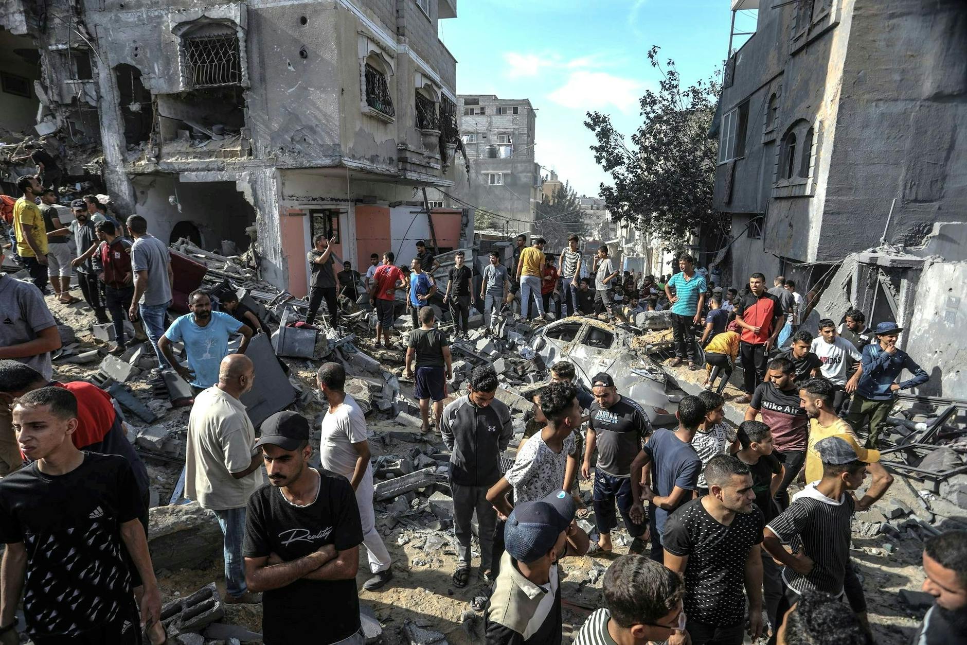 Palästinenser schauen sich die Zerstörungen rund um ein Wohnhaus nach einem israelischen Luftangriff im südlichen Gazastreifen an.