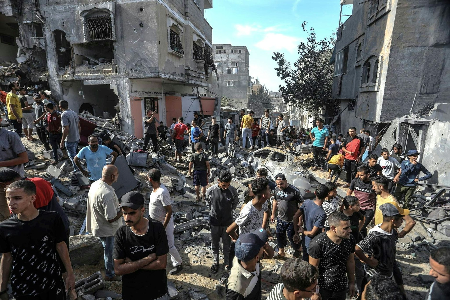 Palästinenser schauen sich die Zerstörungen rund um ein Wohnhaus nach einem israelischen Luftangriff im südlichen Gazastreifen an.