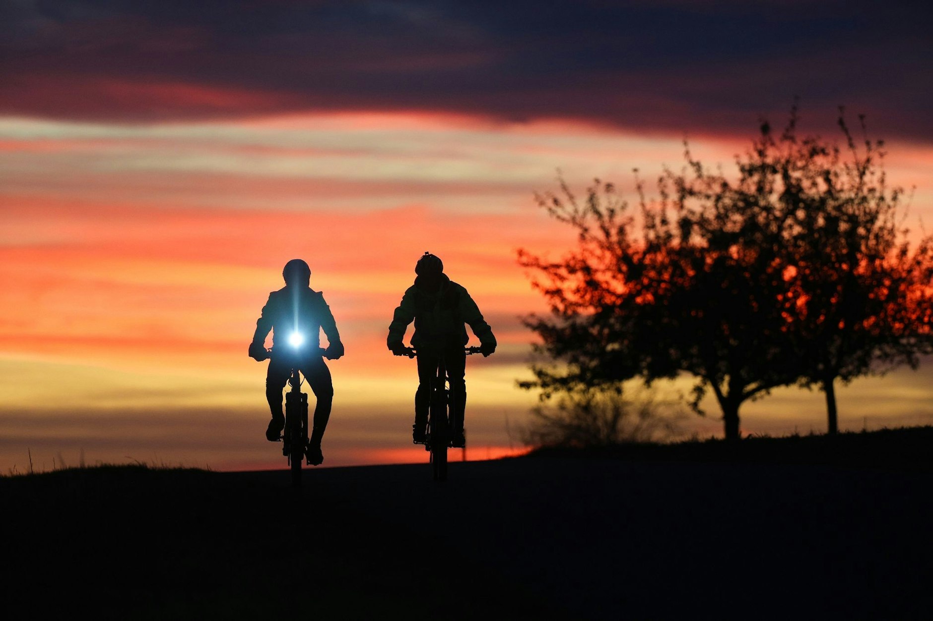 Fahrtziel: der Sonne entgegen? So ganz stimmt das nicht - die geht auf dieser Aufnahme aus Baden-Württemberg gerade erst auf. Eine atmosphärische Ausfahrt hatten die beiden Radler aber allemal.