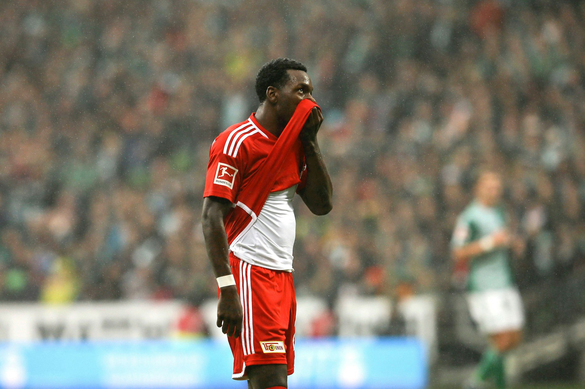 Union-Stürmer Sheraldo Becker schob beim 0:2 in Bremen Frust und schubste einen Balljungen.