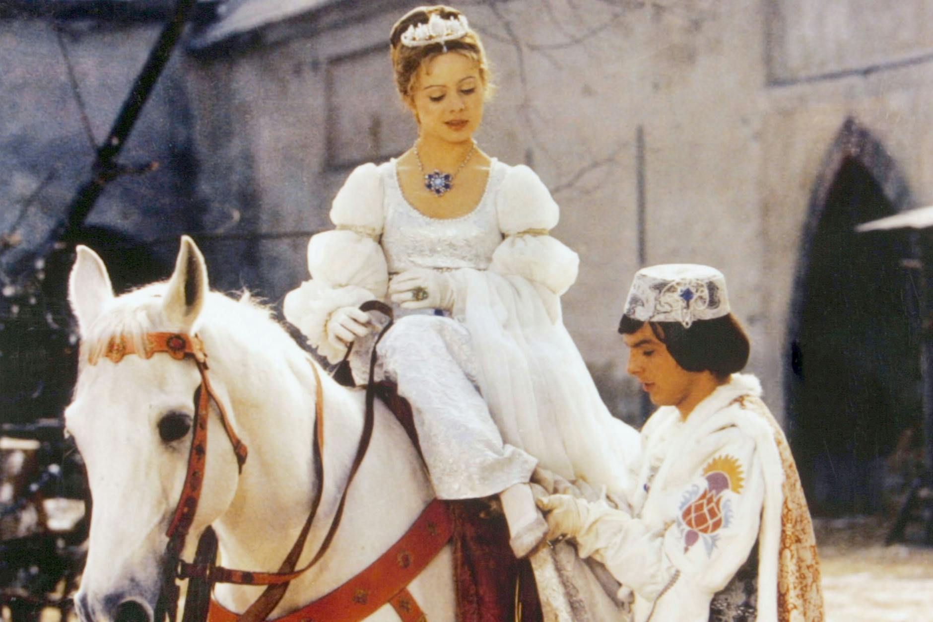 Der Prinz (Pavel Trávnícek) passt Aschenbrödel (Libuse Safránková) den verlorenen Schuh an.