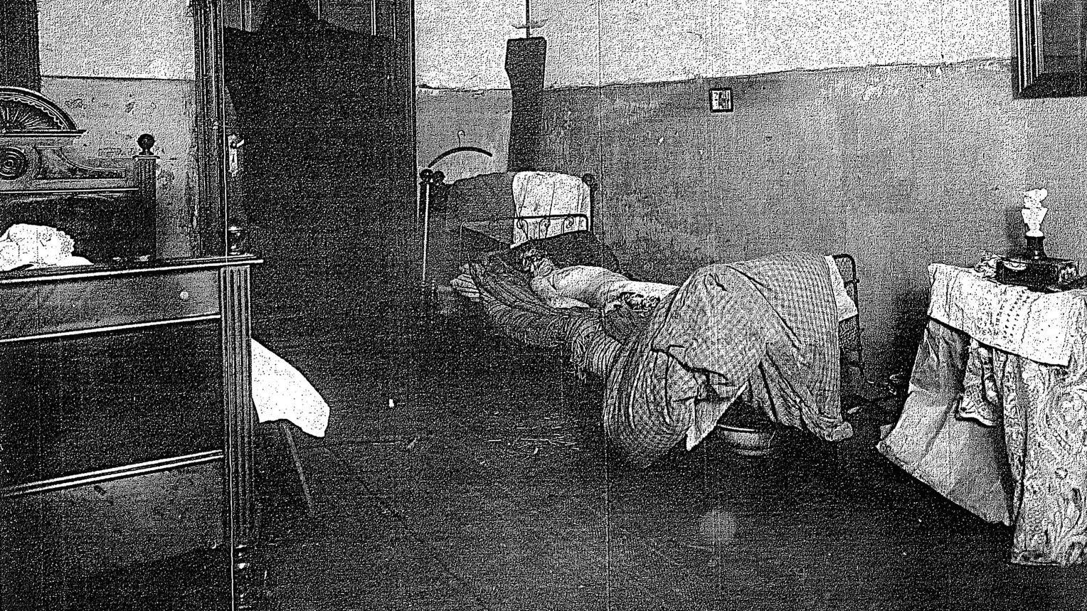 Tatortaufnahme vom letzten Mord Carl Großmanns, im Bett liegt das letzte Opfer des Berliner Serienkillers.