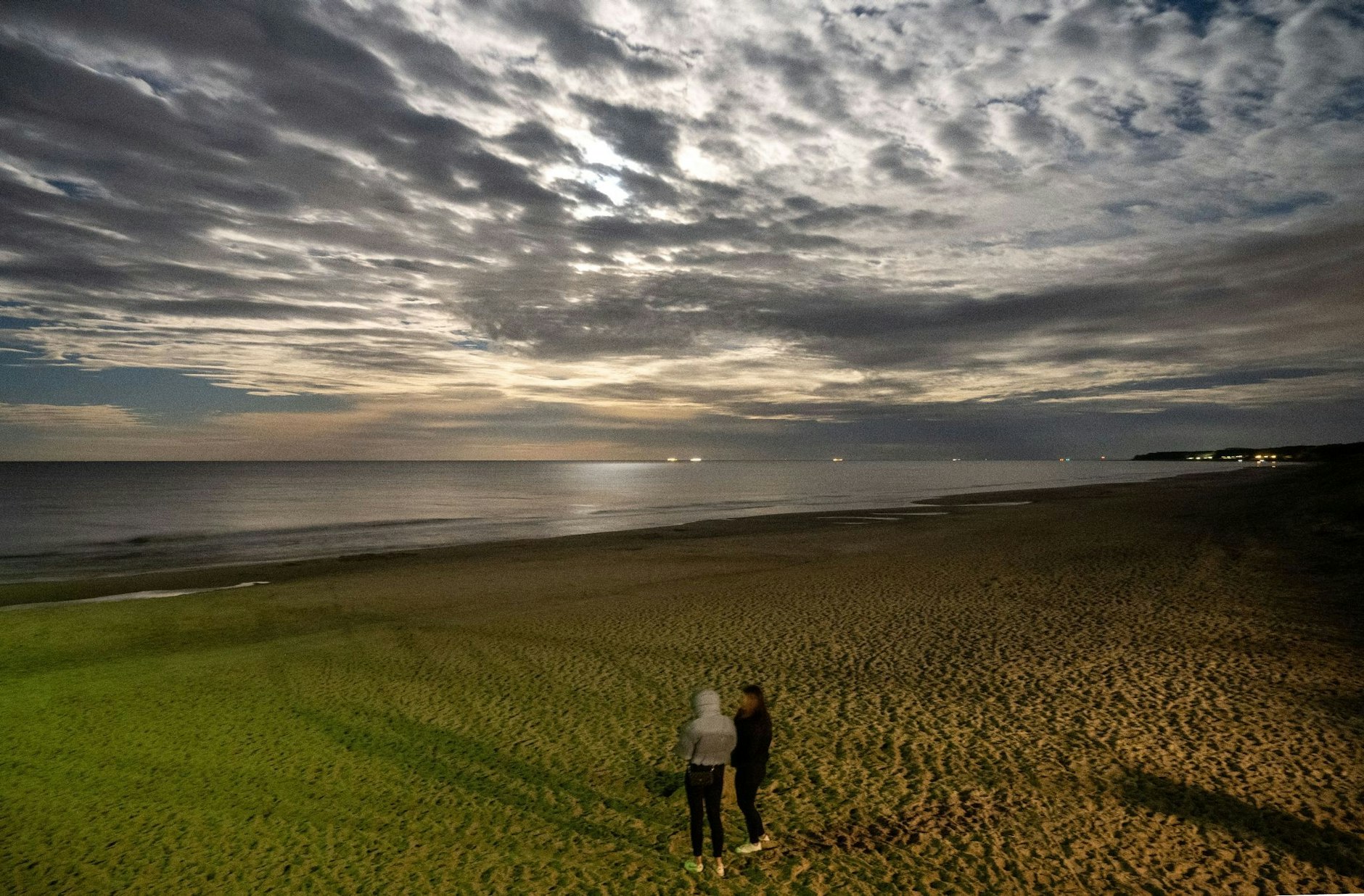 Wolken ziehen über den Strand des Seebades in Zinnowitz an der Ostsee.  