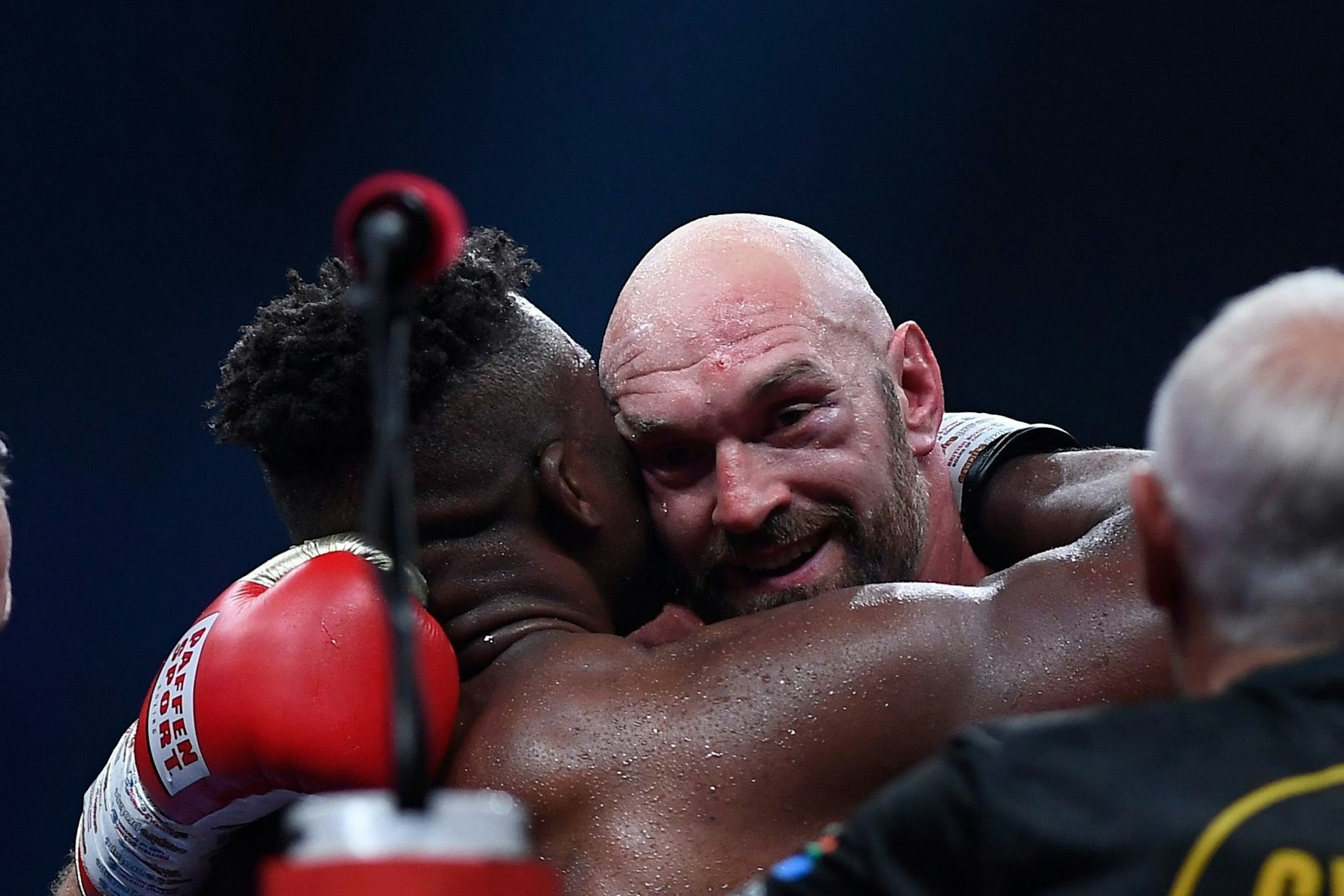 Gegner über zehn Runden, faire Sportsmänner nach dem Kampf: Der knapp siegreiche Tyson Fury (rechts) umarmt Francis Ngannou - die Box-Legende und der ehemalige MMA-Fighter hatten sich zuvor ein Crossover-Duell geliefert.  