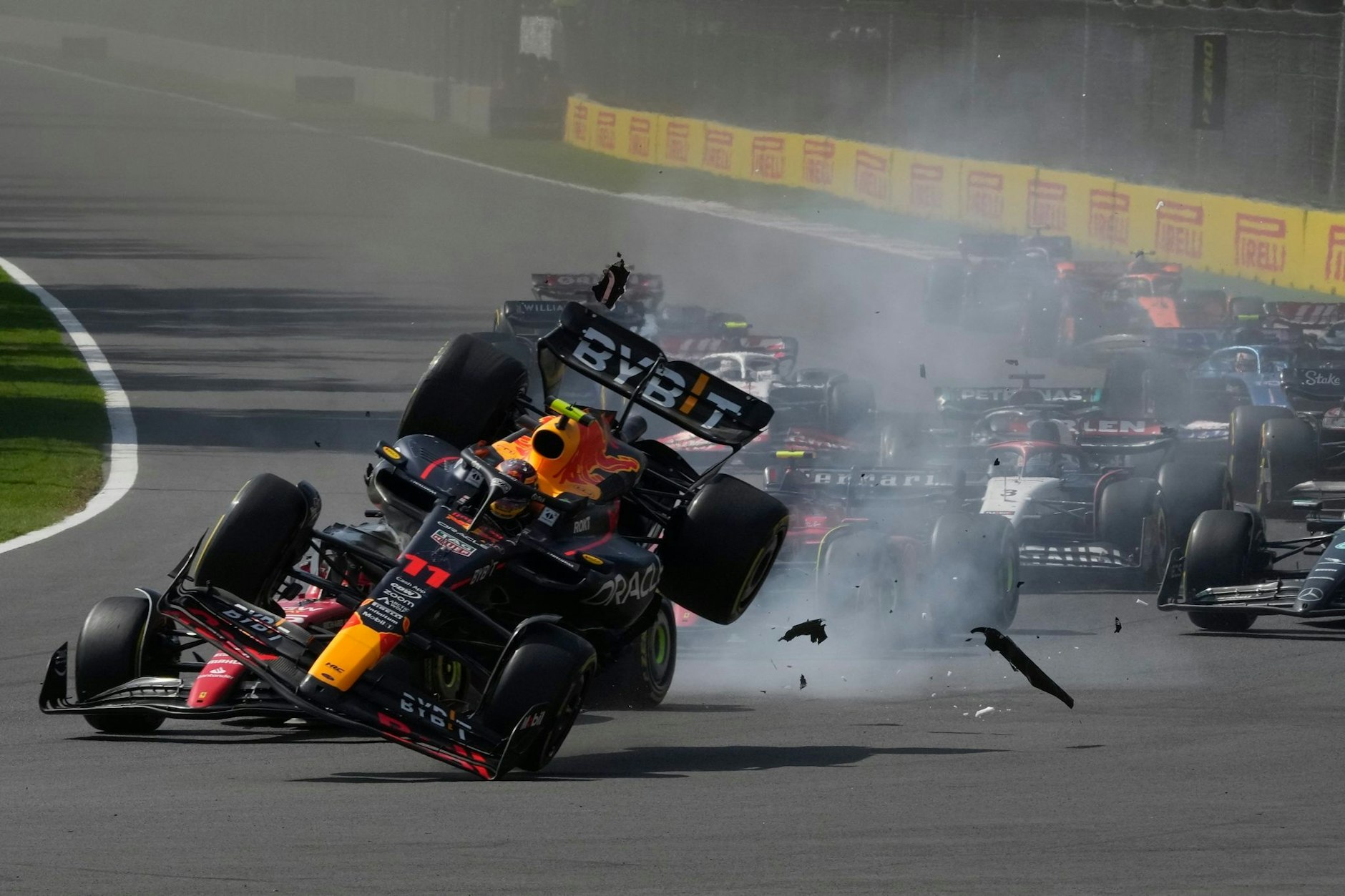 dpatopbilder - Nach einer gefährlichen Kollision fliegt der hintere Teil des Wagens von Red-Bull-Fahrer Sergio Perez beim Formel-1-Rennen von Mexiko in die Luft.  