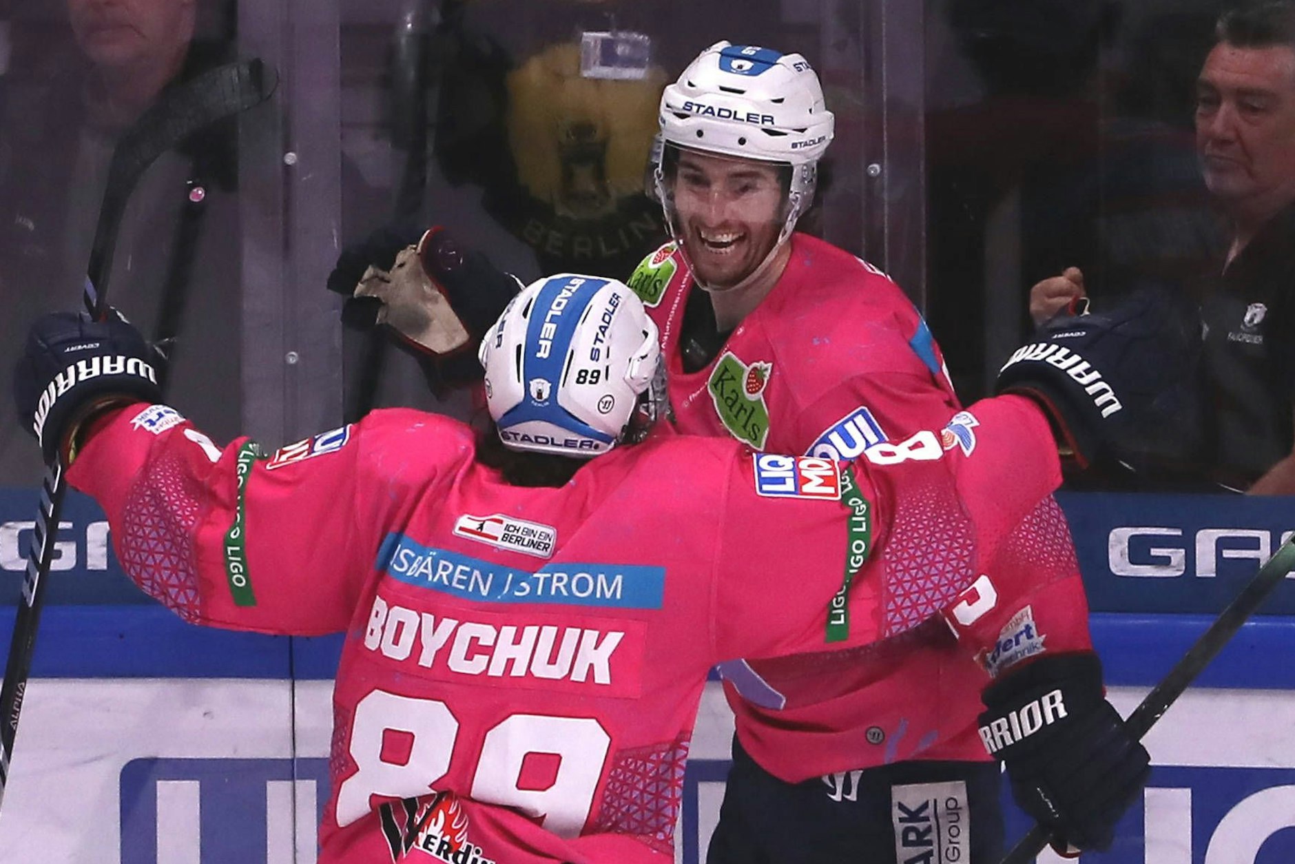 Ist das schön! Blaine Byron von den Eisbären Berlin feiert mit Zach Boychuk sein Tor zum 3:2 gegen die Straubing Tigers.
