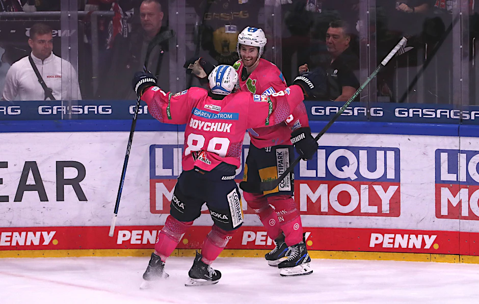 Ist das schön! Blaine Byron von den Eisbären Berlin feiert mit Zach Boychuk sein Tor zum 3:2 gegen die Straubing Tigers.