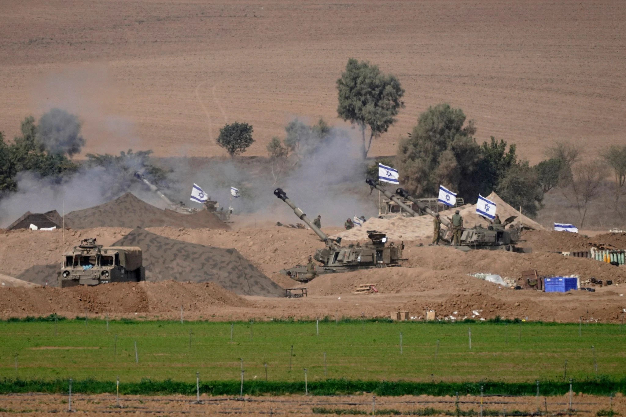 Eine israelische mobile Artillerieeinheit ist in einer Position nahe der Grenze zwischen Israel und Gaza zu sehen.  