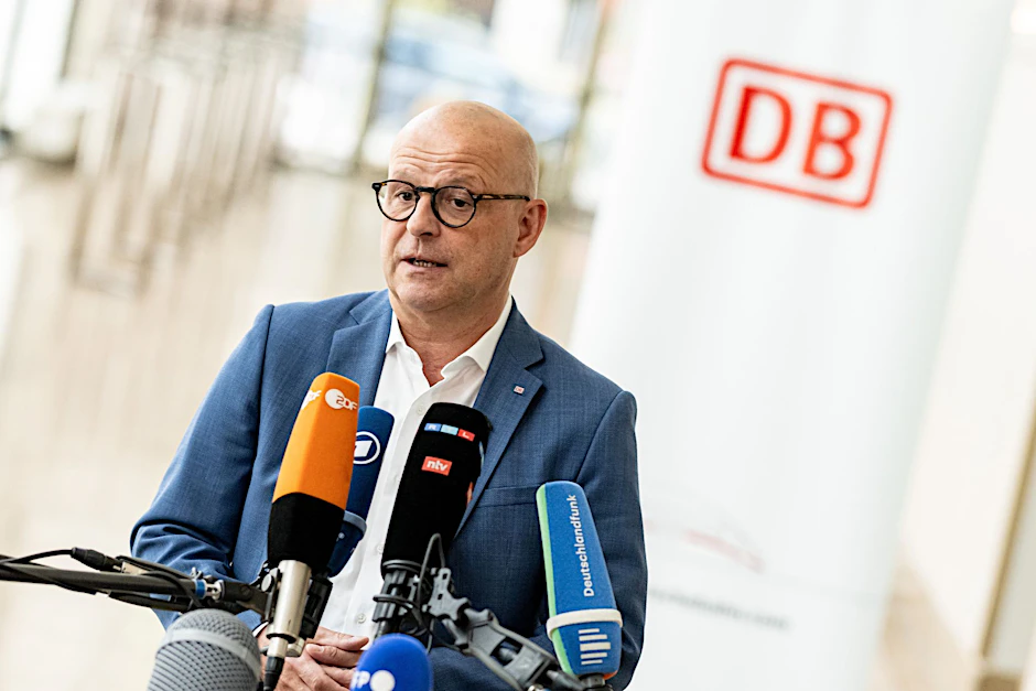 ARCHIV - Martin Seiler, DB-Personalvorstand, hält die Forderungen der GDL für «unerfüllbar».  
