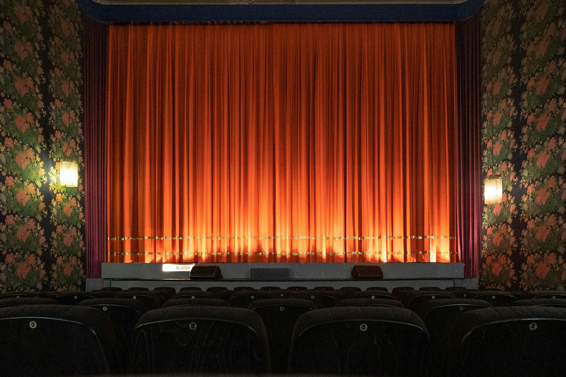 Zeit für eine Pause: ein geschlossener Kinovorhang