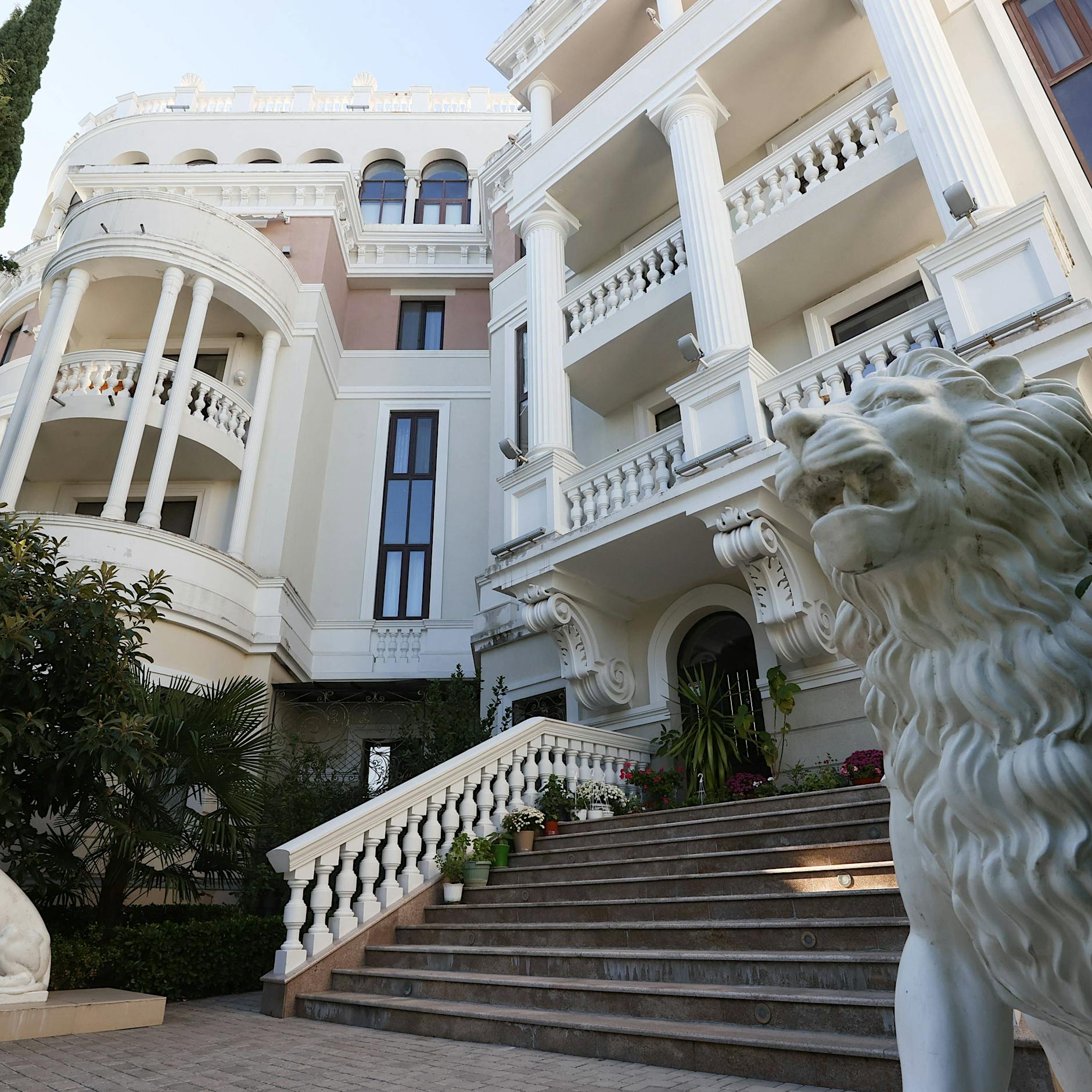 Selenskyj-Wohnung auf der Krim versteigert: Was passiert mit dem Erlös?