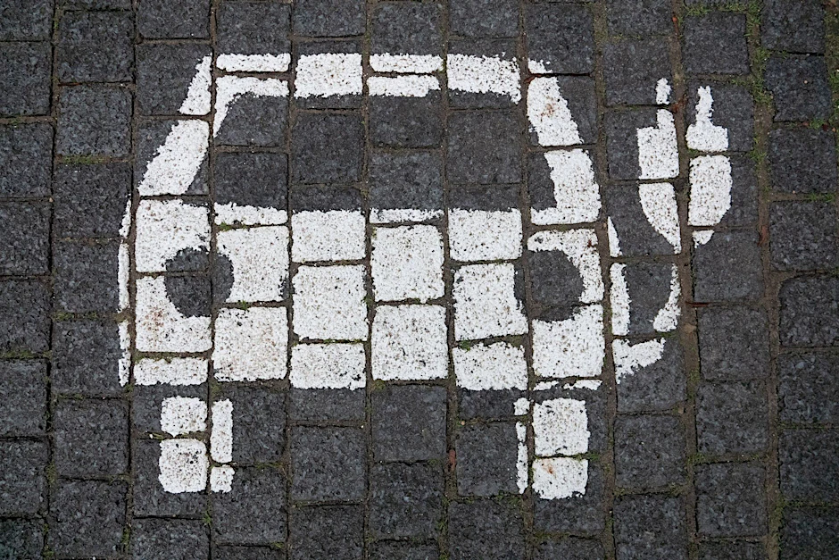 ARCHIV - Einer PwC-Studie zufolge konnten deutsche Autobauer den Absatz vin E-Autos zuletzt deutlich steigern.  