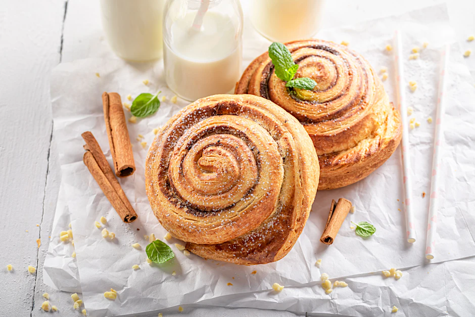 Zimtschnecken sind das perfekte Gebäck für die Kaffeepause. Sie schmecken aber auch zu einem Glas Milch sehr gut.