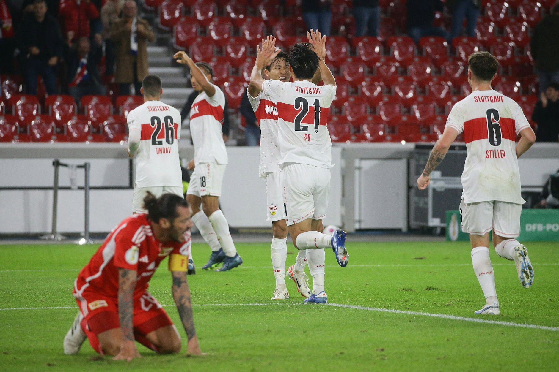 Union-Kapitän Christopher Trimmel (36) muss mit ansehen, wie der VfB Stuttgart jubelt.