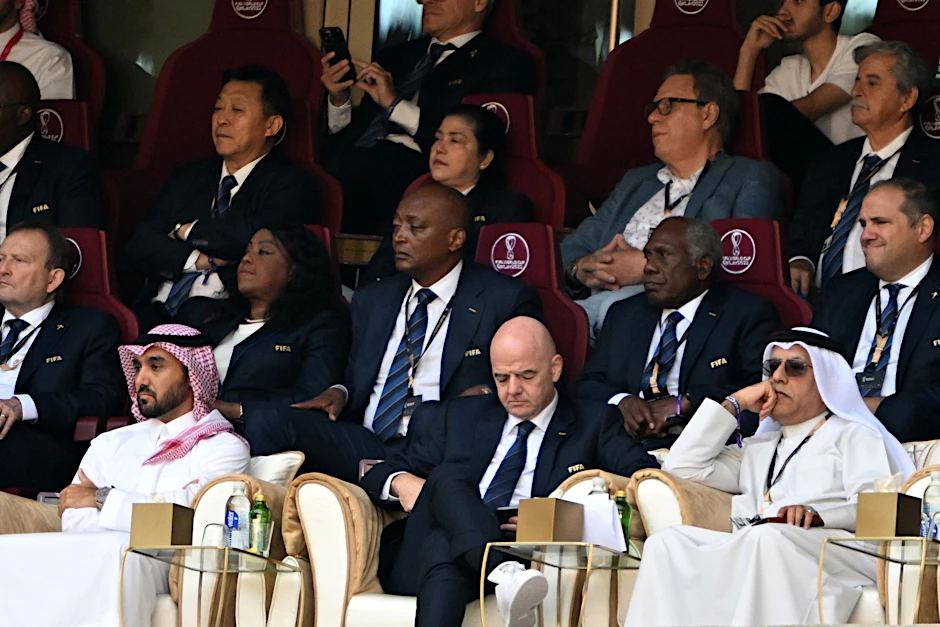 Fifa-Präsident Gianni Infantino (53, M.) fühlt sich unter Scheichs pudelwohl. Nach Katar geht bekommt mit Saudi-Arabien der nächste Wüstenstaat eine Fußball-WM.
