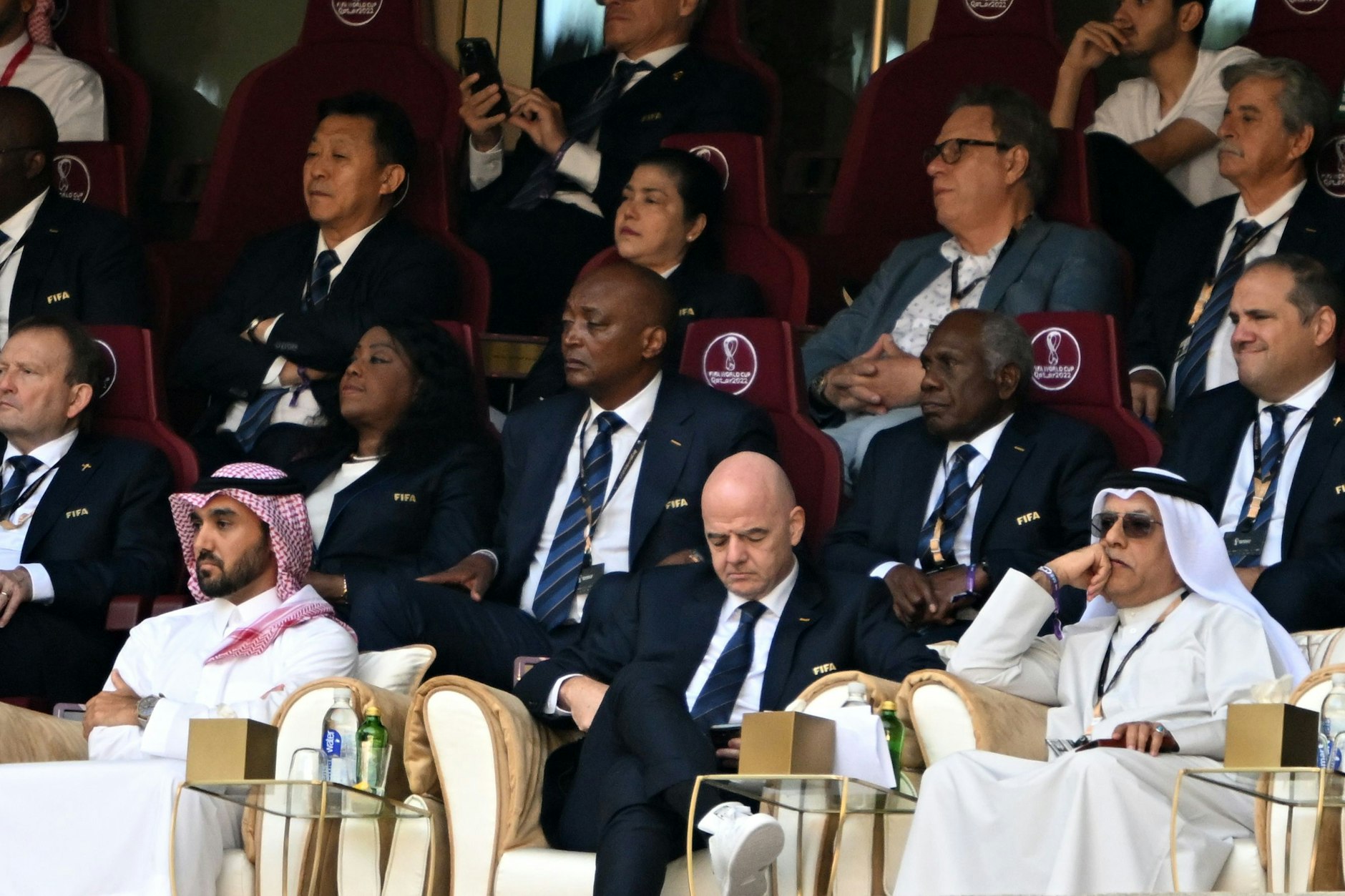 Fifa-Präsident Gianni Infantino (53, M.) fühlt sich unter Scheichs pudelwohl. Nach Katar geht bekommt mit Saudi-Arabien der nächste Wüstenstaat eine Fußball-WM.