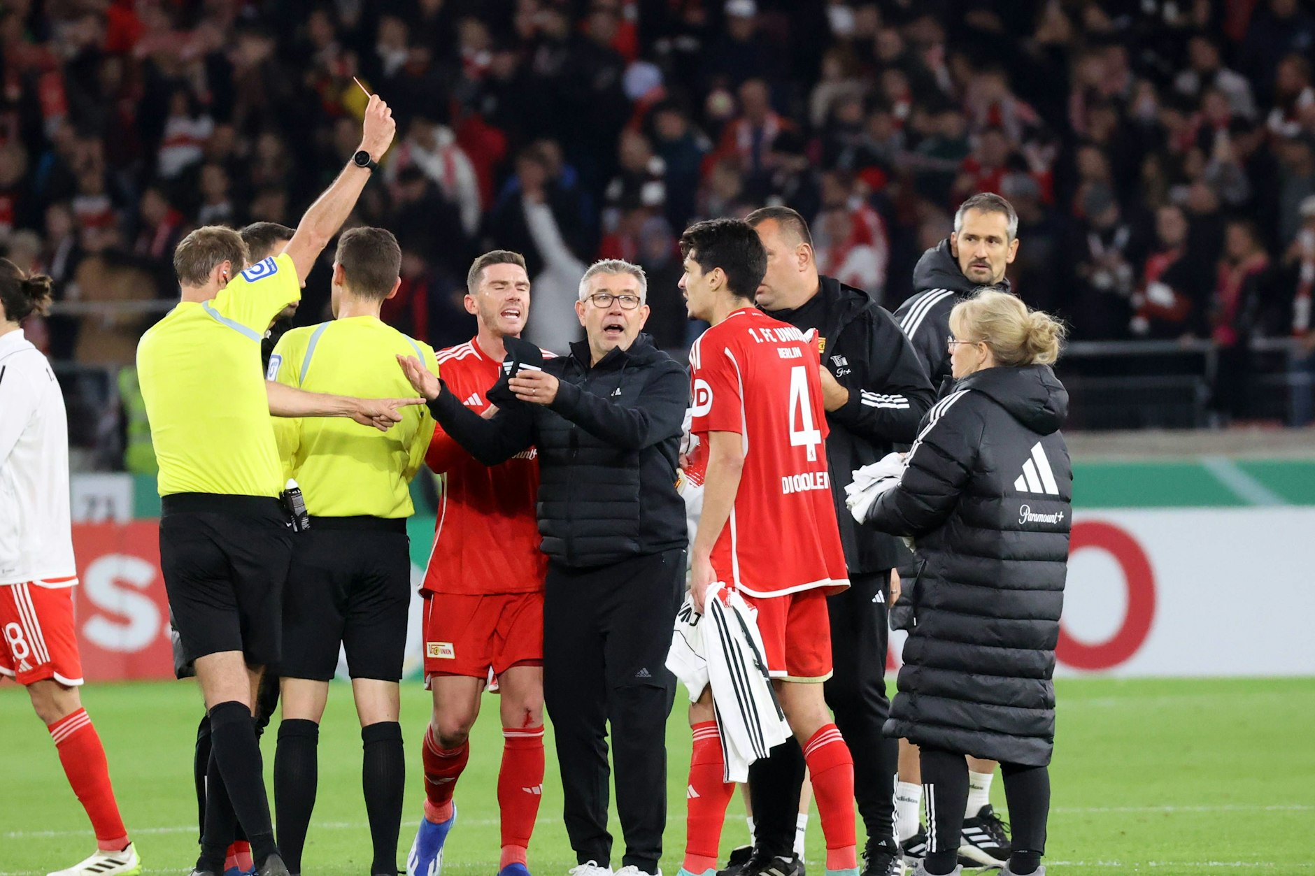 Union-Trainer Urs Fischer (M.) sah nach der Pokal-Pleite beim VfB Stuttgart die Rote Karte.