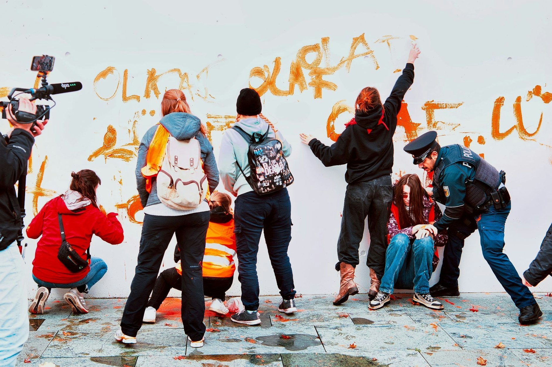 Oben links steht: Olkaf. Aktivisten der Gruppe Letzte Generation beschmieren das Kanzleramt.